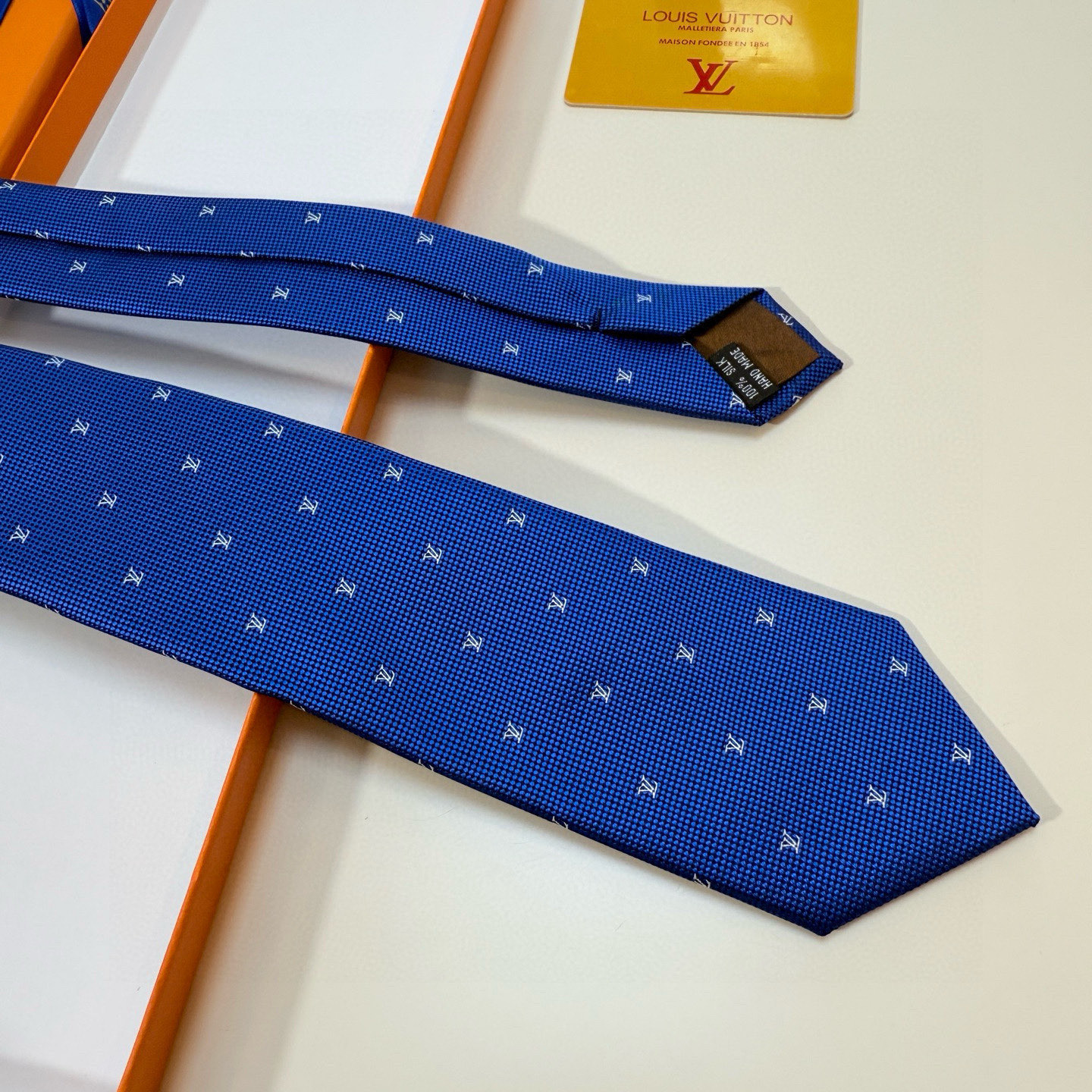 特价 官方同步新款男士领带！LV领带系列👔👔，稀有😻😻展现精湛手工与时尚优雅的理想选择，此款真丝织就的D