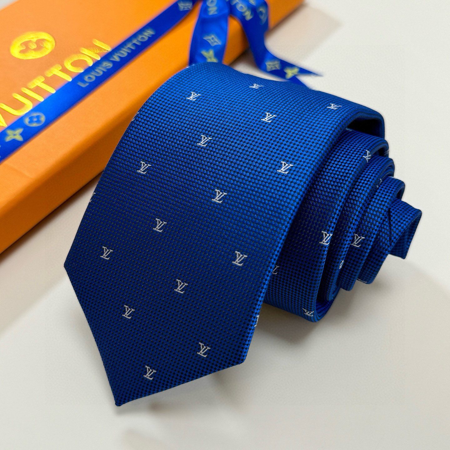 特价 官方同步新款男士领带！LV领带系列👔👔，稀有😻😻展现精湛手工与时尚优雅的理想选择，此款真丝织就的D
