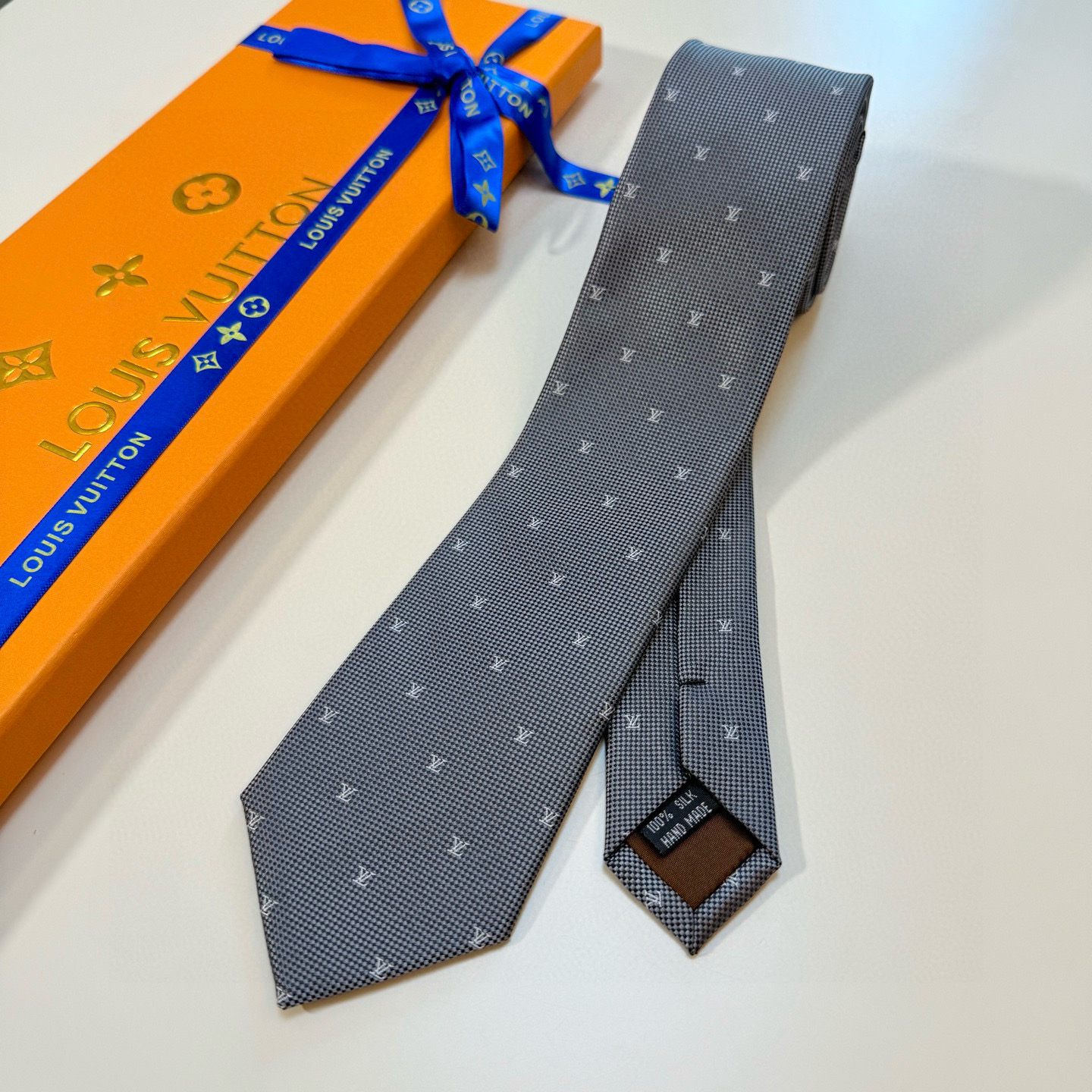 特价 官方同步新款男士领带！LV领带系列👔👔，稀有😻😻展现精湛手工与时尚优雅的理想选择，此款真丝织就的D