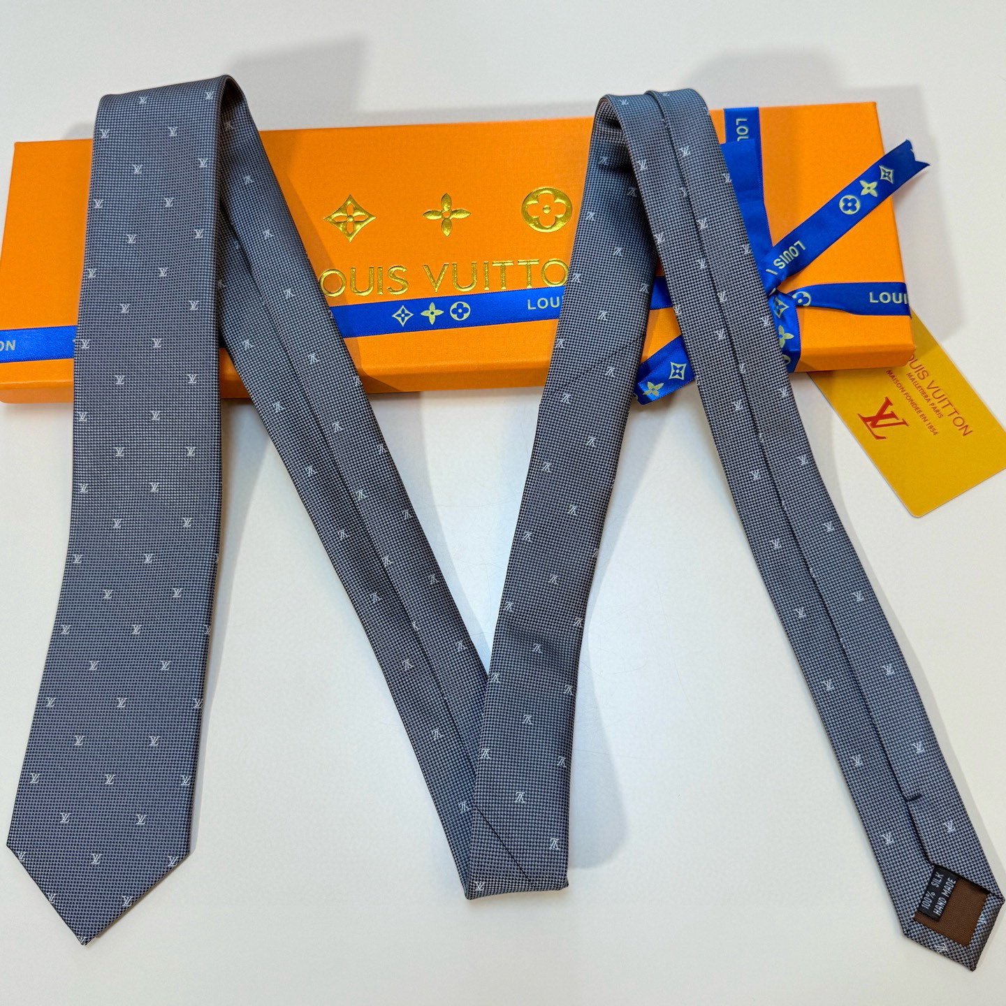 特价 官方同步新款男士领带！LV领带系列👔👔，稀有😻😻展现精湛手工与时尚优雅的理想选择，此款真丝织就的D