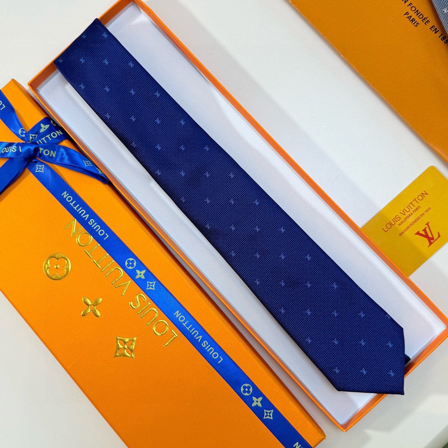 官方同步新款男士领带！LV领带系列👔👔，稀有😻😻展现精湛手工与时尚优雅的理想选择，此款真丝织就的Diamonds V领带以奢华的提花面料重新诠释经典的V字标识。手工缝线，质地轻柔，尽显驴家非凡工艺。推出多种深色款，为各款商务造型和正装造型增添优雅色调，赠礼的周到之选。演绎的更显雅致风范。让男士可以充分展示自己个性。100%顶级提花真丝手工定制‼‼