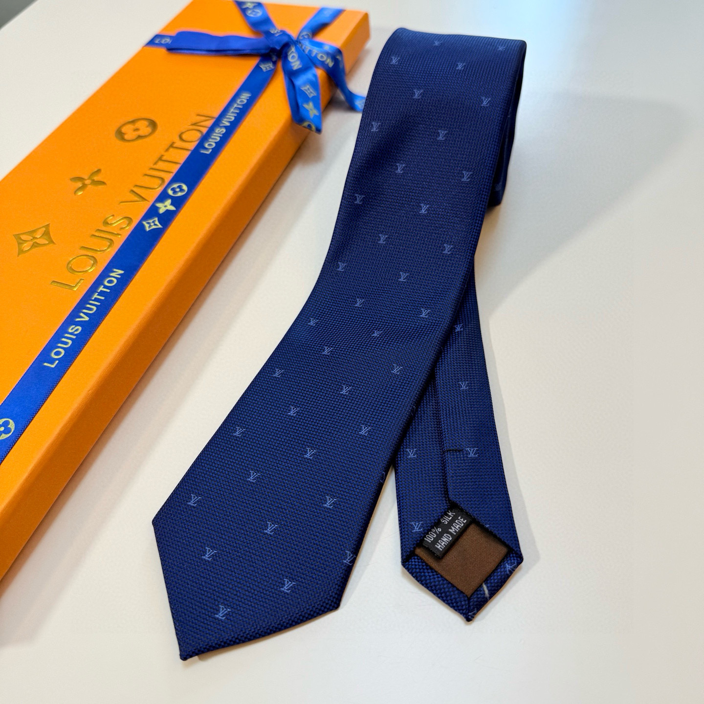 官方同步新款男士领带！LV领带系列👔👔，稀有😻😻展现精湛手工与时尚优雅的理想选择，此款真丝织就的Diamonds V领带以奢华的提花面料重新诠释经典的V字标识。手工缝线，质地轻柔，尽显驴家非凡工艺。推出多种深色款，为各款商务造型和正装造型增添优雅色调，赠礼的周到之选。演绎的更显雅致风范。让男士可以充分展示自己个性。100%顶级提花真丝手工定制‼‼