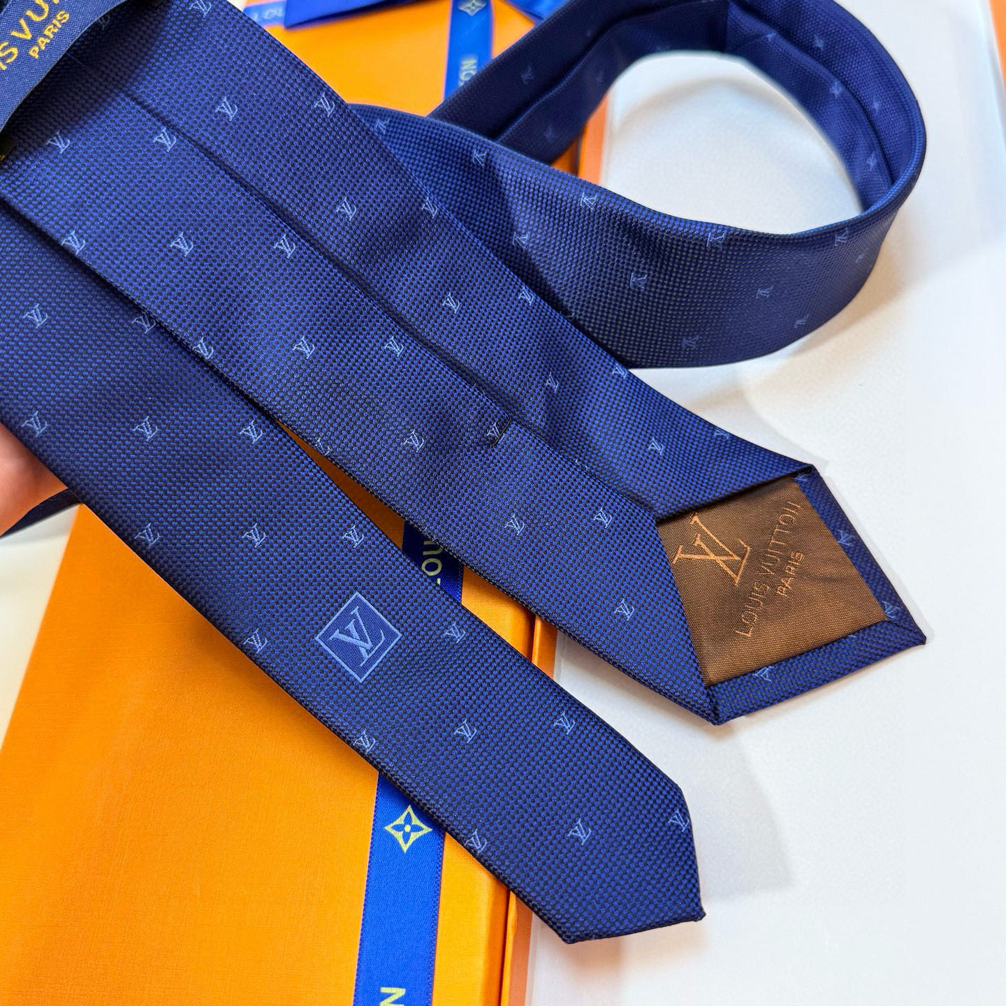 官方同步新款男士领带！LV领带系列👔👔，稀有😻😻展现精湛手工与时尚优雅的理想选择，此款真丝织就的Diamonds V领带以奢华的提花面料重新诠释经典的V字标识。手工缝线，质地轻柔，尽显驴家非凡工艺。推出多种深色款，为各款商务造型和正装造型增添优雅色调，赠礼的周到之选。演绎的更显雅致风范。让男士可以充分展示自己个性。100%顶级提花真丝手工定制‼‼