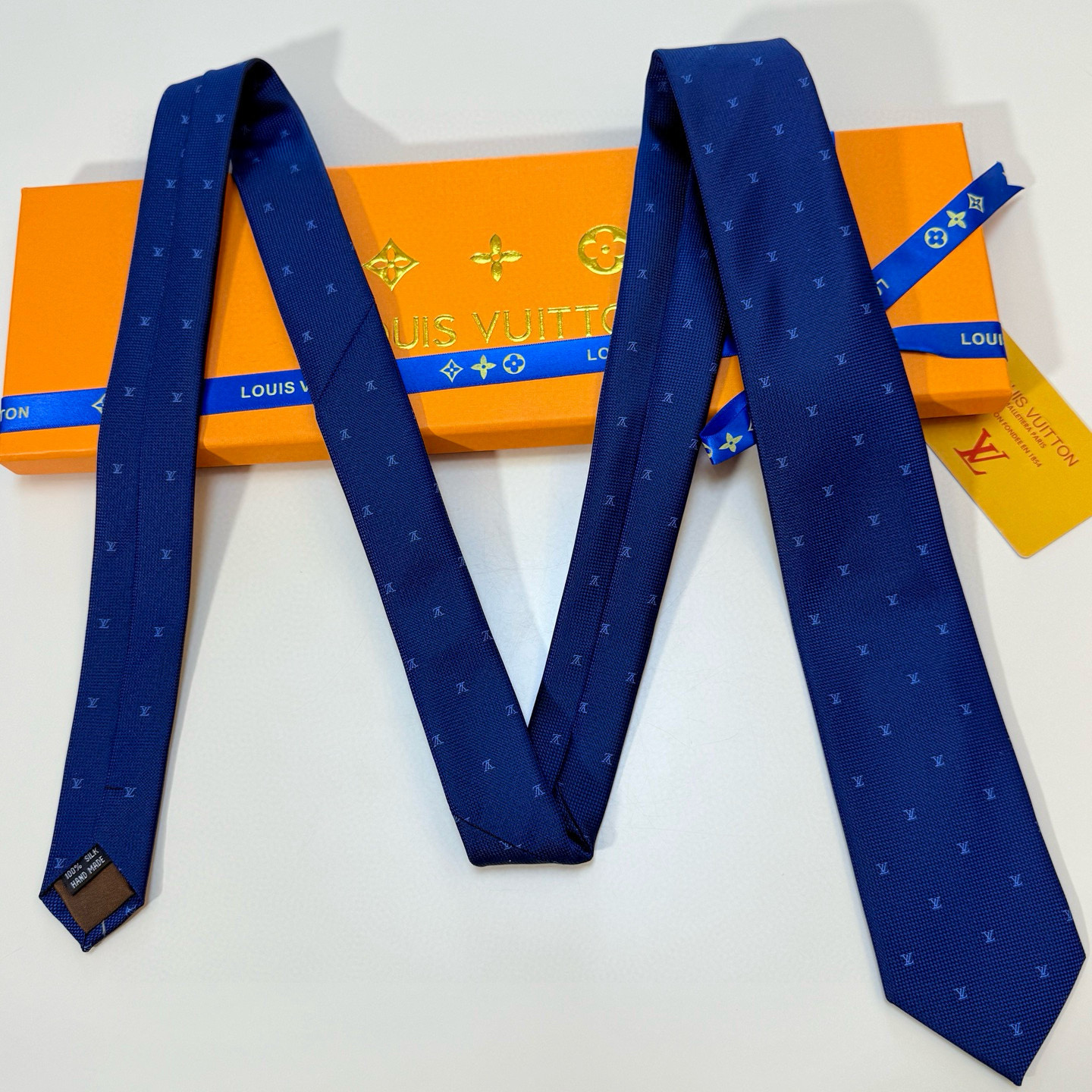 官方同步新款男士领带！LV领带系列👔👔，稀有😻😻展现精湛手工与时尚优雅的理想选择，此款真丝织就的Diamonds V领带以奢华的提花面料重新诠释经典的V字标识。手工缝线，质地轻柔，尽显驴家非凡工艺。推出多种深色款，为各款商务造型和正装造型增添优雅色调，赠礼的周到之选。演绎的更显雅致风范。让男士可以充分展示自己个性。100%顶级提花真丝手工定制‼‼