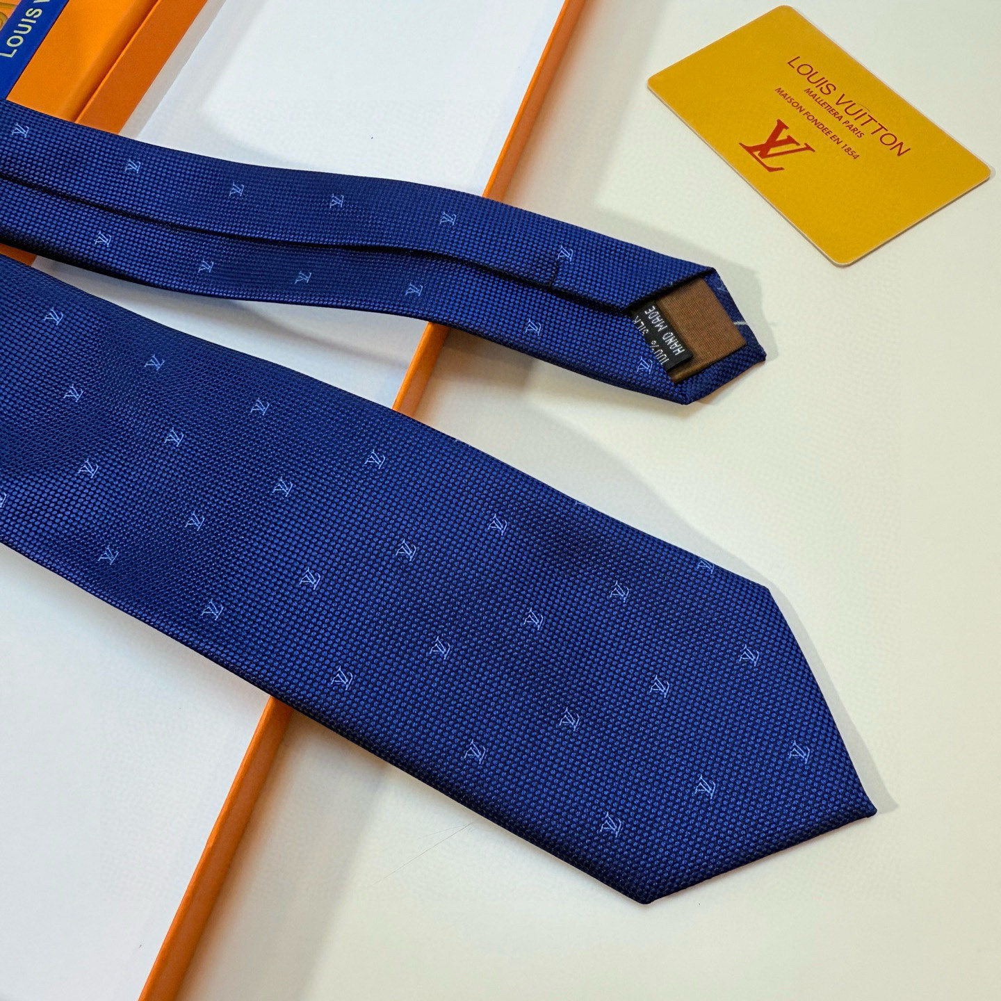 官方同步新款男士领带！LV领带系列👔👔，稀有😻😻展现精湛手工与时尚优雅的理想选择，此款真丝织就的Diamonds V领带以奢华的提花面料重新诠释经典的V字标识。手工缝线，质地轻柔，尽显驴家非凡工艺。推出多种深色款，为各款商务造型和正装造型增添优雅色调，赠礼的周到之选。演绎的更显雅致风范。让男士可以充分展示自己个性。100%顶级提花真丝手工定制‼‼