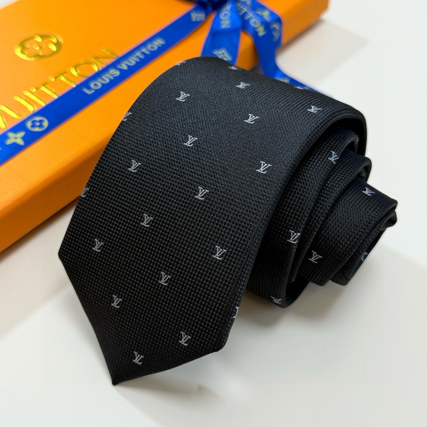 官方同步新款男士领带！LV领带系列👔👔，稀有😻😻展现精湛手工与时尚优雅的理想选择，此款真丝织就的Diamonds V领带以奢华的提花面料重新诠释经典的V字标识。手工缝线，质地轻柔，尽显驴家非凡工艺。推出多种深色款，为各款商务造型和正装造型增添优雅色调，赠礼的周到之选。演绎的更显雅致风范。让男士可以充分展示自己个性。100%顶级提花真丝手工定制‼‼