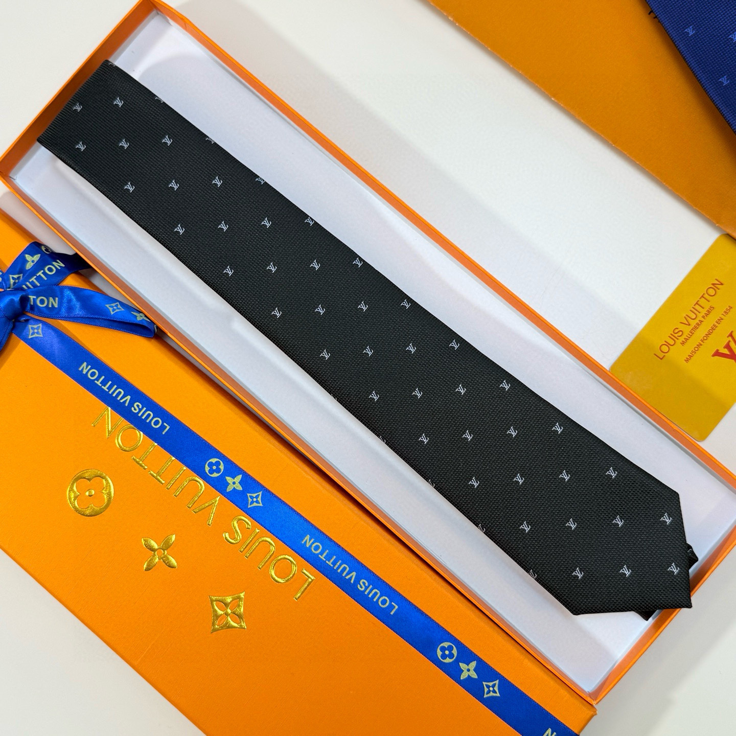 官方同步新款男士领带！LV领带系列👔👔，稀有😻😻展现精湛手工与时尚优雅的理想选择，此款真丝织就的Diamonds V领带以奢华的提花面料重新诠释经典的V字标识。手工缝线，质地轻柔，尽显驴家非凡工艺。推出多种深色款，为各款商务造型和正装造型增添优雅色调，赠礼的周到之选。演绎的更显雅致风范。让男士可以充分展示自己个性。100%顶级提花真丝手工定制‼‼