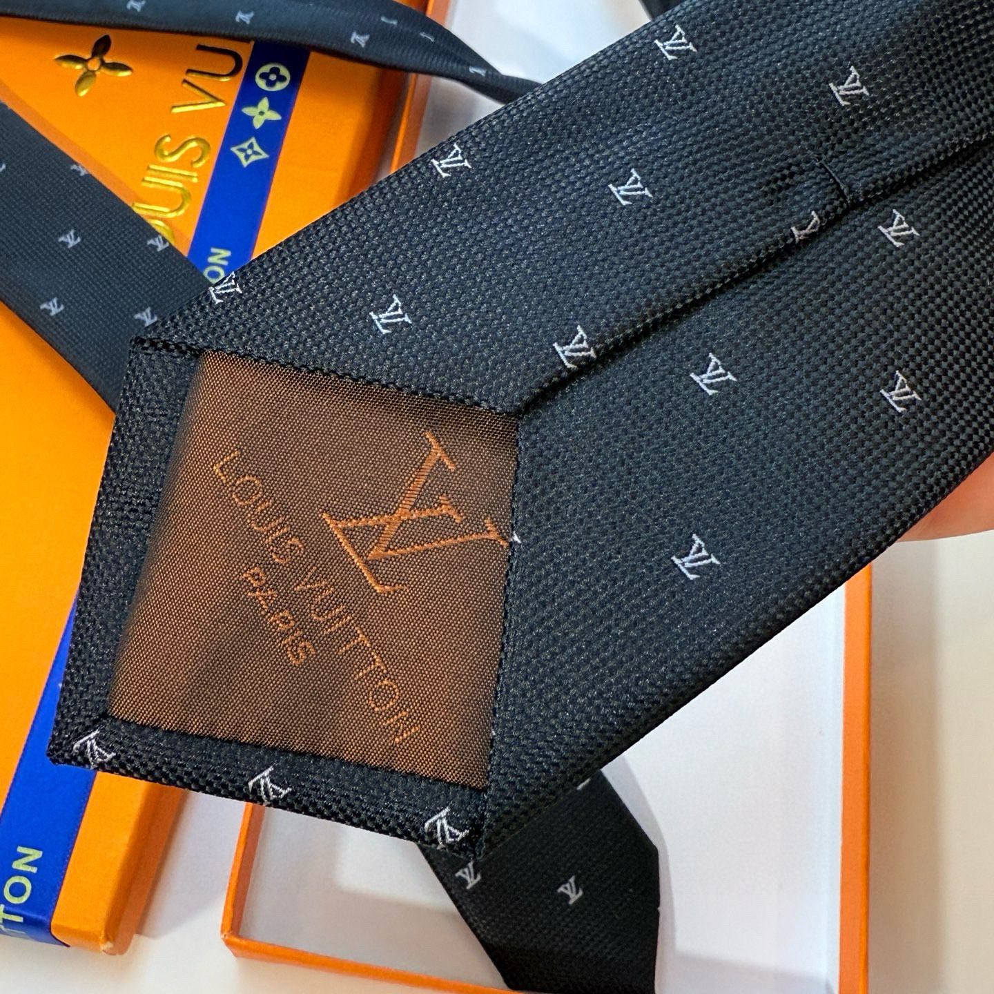 特价 官方同步新款男士领带！LV领带系列👔👔，稀有😻😻展现精湛手工与时尚优雅的理想选择，此款真丝织就的D