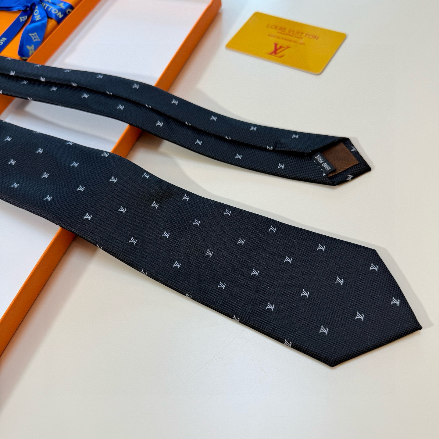 官方同步新款男士领带！LV领带系列👔👔，稀有😻😻展现精湛手工与时尚优雅的理想选择，此款真丝织就的Diamonds V领带以奢华的提花面料重新诠释经典的V字标识。手工缝线，质地轻柔，尽显驴家非凡工艺。推出多种深色款，为各款商务造型和正装造型增添优雅色调，赠礼的周到之选。演绎的更显雅致风范。让男士可以充分展示自己个性。100%顶级提花真丝手工定制‼‼