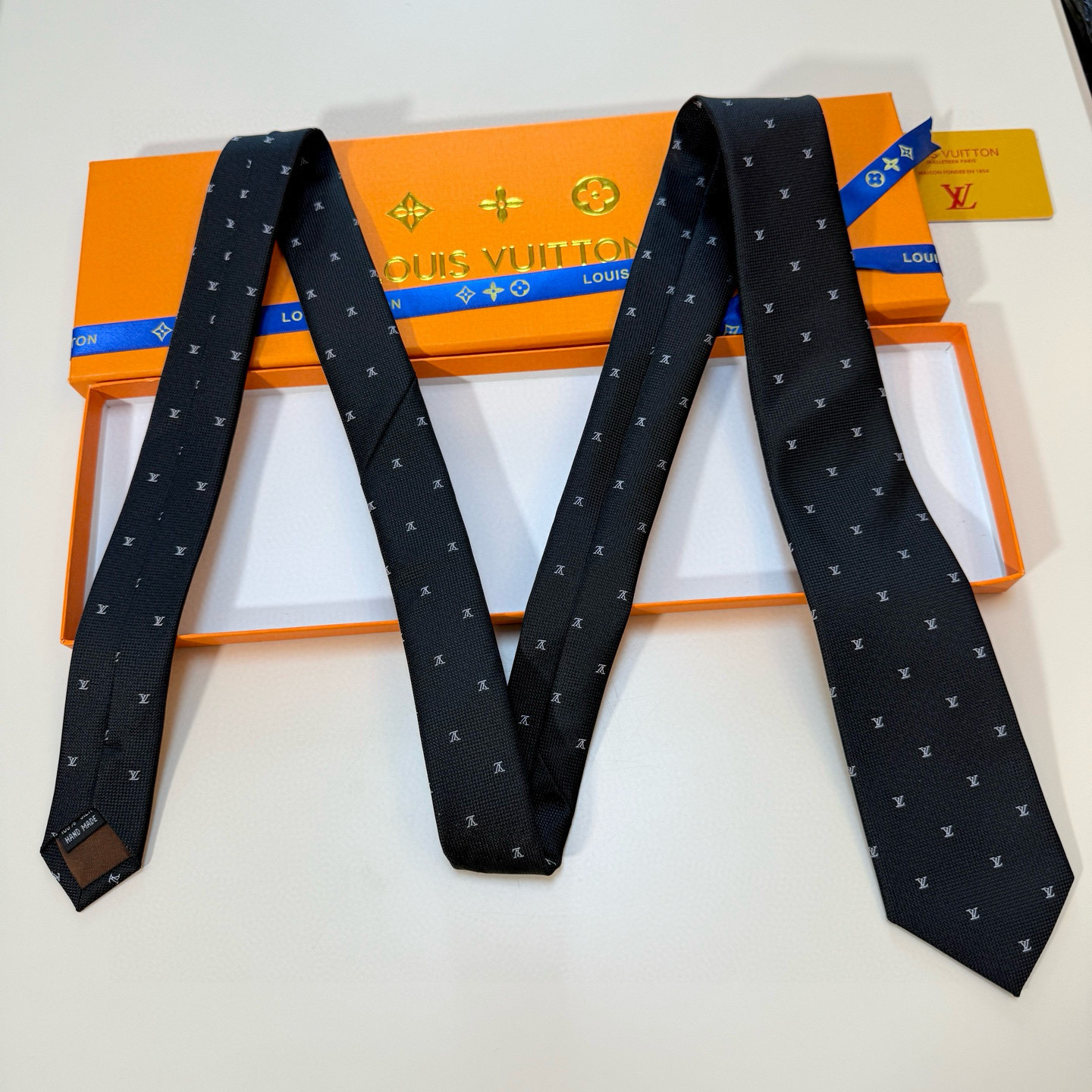 官方同步新款男士领带！LV领带系列👔👔，稀有😻😻展现精湛手工与时尚优雅的理想选择，此款真丝织就的Diamonds V领带以奢华的提花面料重新诠释经典的V字标识。手工缝线，质地轻柔，尽显驴家非凡工艺。推出多种深色款，为各款商务造型和正装造型增添优雅色调，赠礼的周到之选。演绎的更显雅致风范。让男士可以充分展示自己个性。100%顶级提花真丝手工定制‼‼