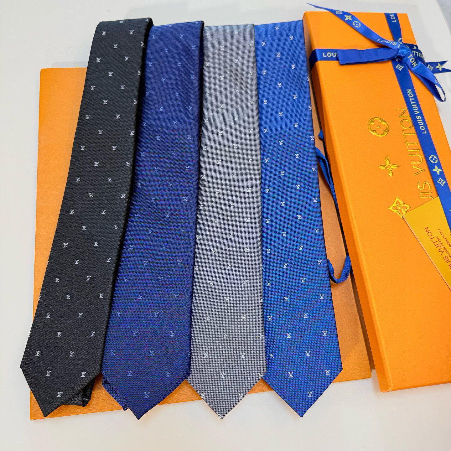 官方同步新款男士领带！LV领带系列👔👔，稀有😻😻展现精湛手工与时尚优雅的理想选择，此款真丝织就的Diamonds V领带以奢华的提花面料重新诠释经典的V字标识。手工缝线，质地轻柔，尽显驴家非凡工艺。推出多种深色款，为各款商务造型和正装造型增添优雅色调，赠礼的周到之选。演绎的更显雅致风范。让男士可以充分展示自己个性。100%顶级提花真丝手工定制‼‼