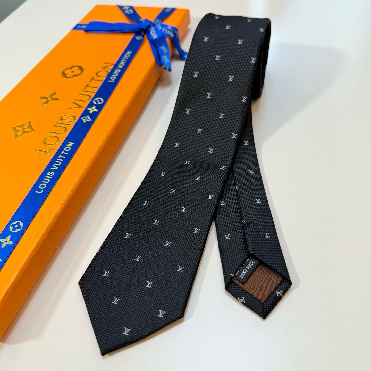 官方同步新款男士领带！LV领带系列👔👔，稀有😻😻展现精湛手工与时尚优雅的理想选择，此款真丝织就的Diamonds V领带以奢华的提花面料重新诠释经典的V字标识。手工缝线，质地轻柔，尽显驴家非凡工艺。推出多种深色款，为各款商务造型和正装造型增添优雅色调，赠礼的周到之选。演绎的更显雅致风范。让男士可以充分展示自己个性。100%顶级提花真丝手工定制‼‼