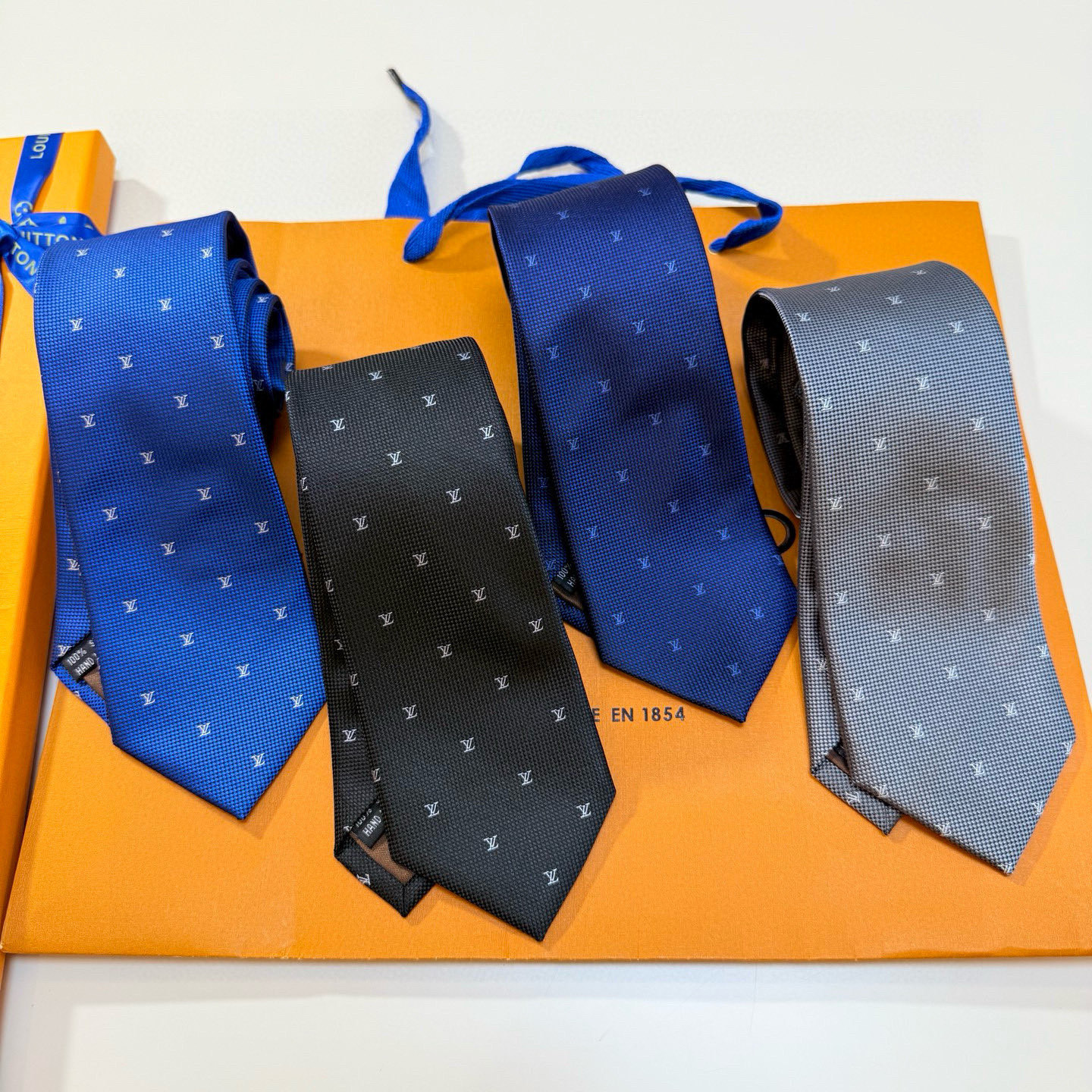 官方同步新款男士领带！LV领带系列👔👔，稀有😻😻展现精湛手工与时尚优雅的理想选择，此款真丝织就的Diamonds V领带以奢华的提花面料重新诠释经典的V字标识。手工缝线，质地轻柔，尽显驴家非凡工艺。推出多种深色款，为各款商务造型和正装造型增添优雅色调，赠礼的周到之选。演绎的更显雅致风范。让男士可以充分展示自己个性。100%顶级提花真丝手工定制‼‼