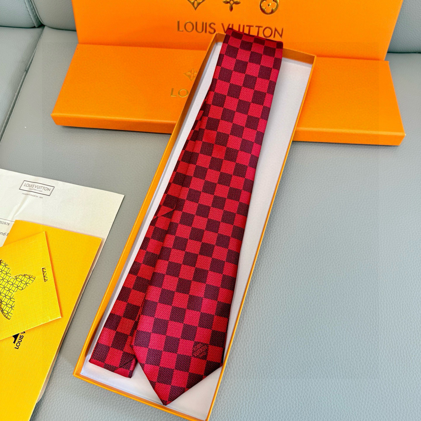 特价💰男士领带系列 LV棋盘格领带👔👔，稀有😻😻展现精湛手工与时尚优雅的理想选择，这款领带将标志性的路易