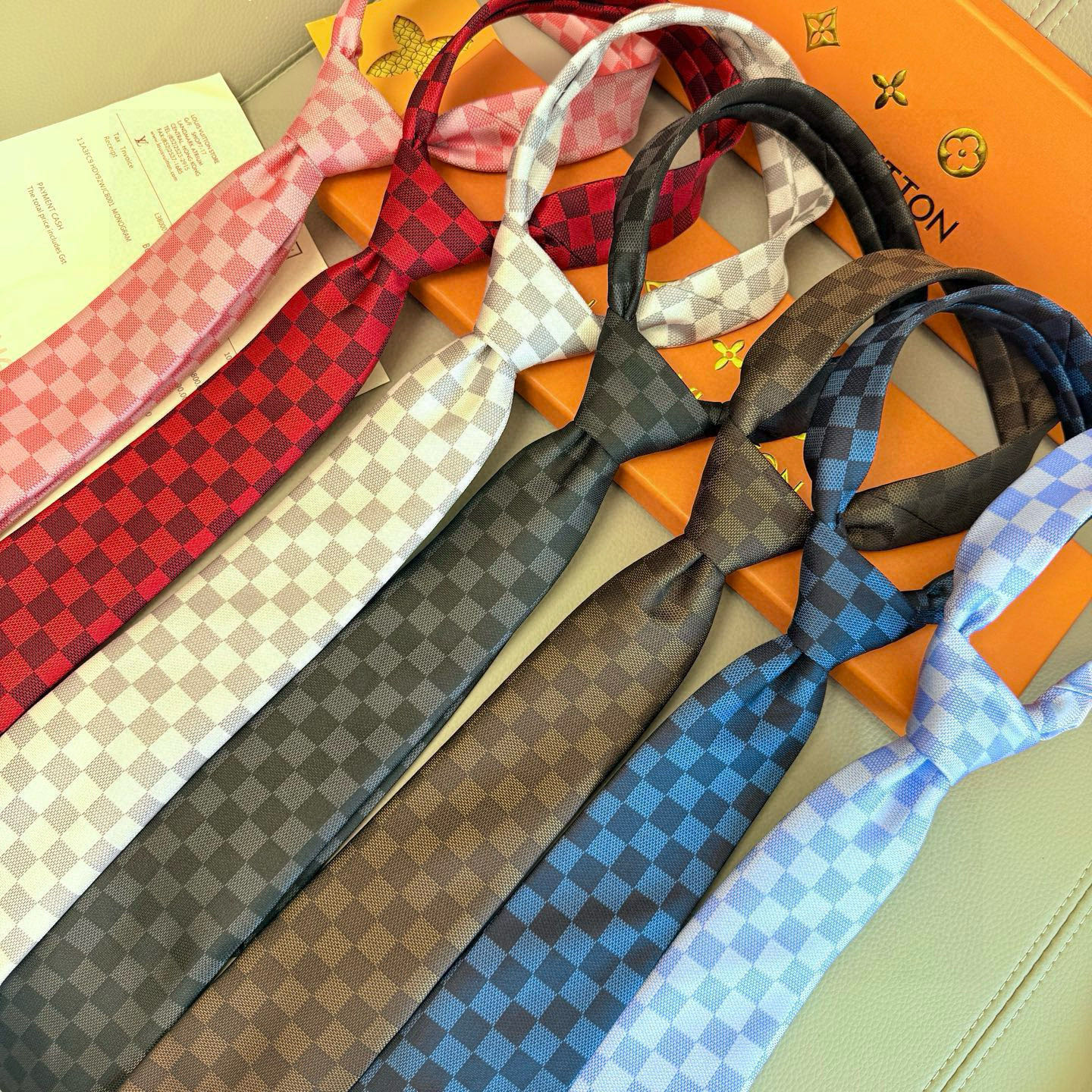 特价💰男士领带系列 LV棋盘格领带👔👔，稀有😻😻展现精湛手工与时尚优雅的理想选择，这款领带将标志性的路易