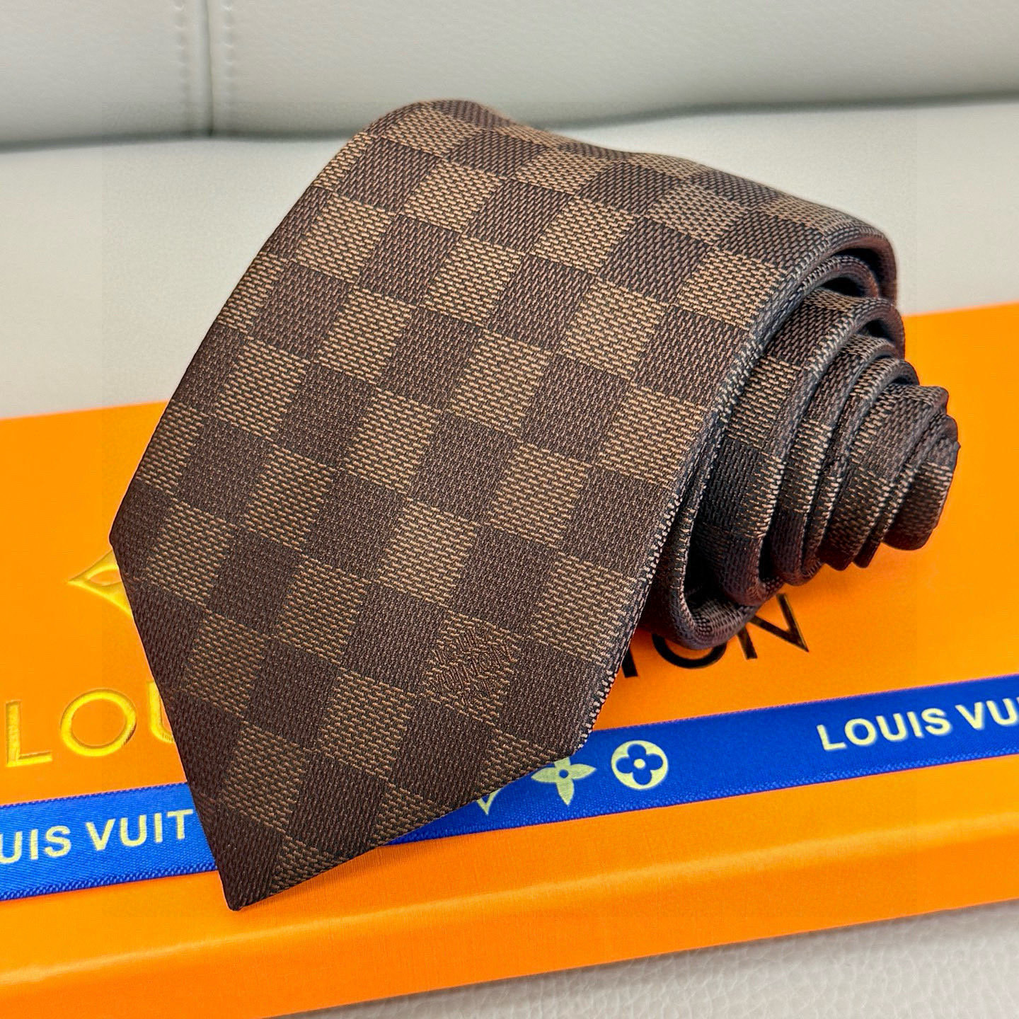 特价💰男士领带系列 LV棋盘格领带👔👔，稀有😻😻展现精湛手工与时尚优雅的理想选择，这款领带将标志性的路易