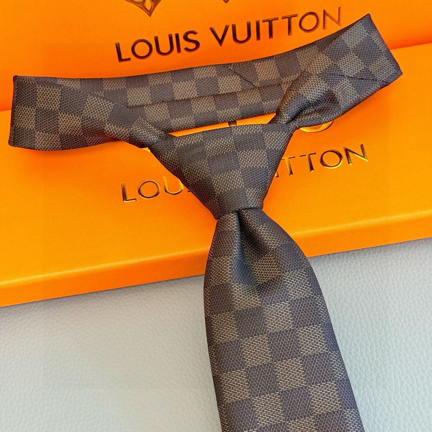 特价💰男士领带系列 LV棋盘格领带👔👔，稀有😻😻展现精湛手工与时尚优雅的理想选择，这款领带将标志性的路易