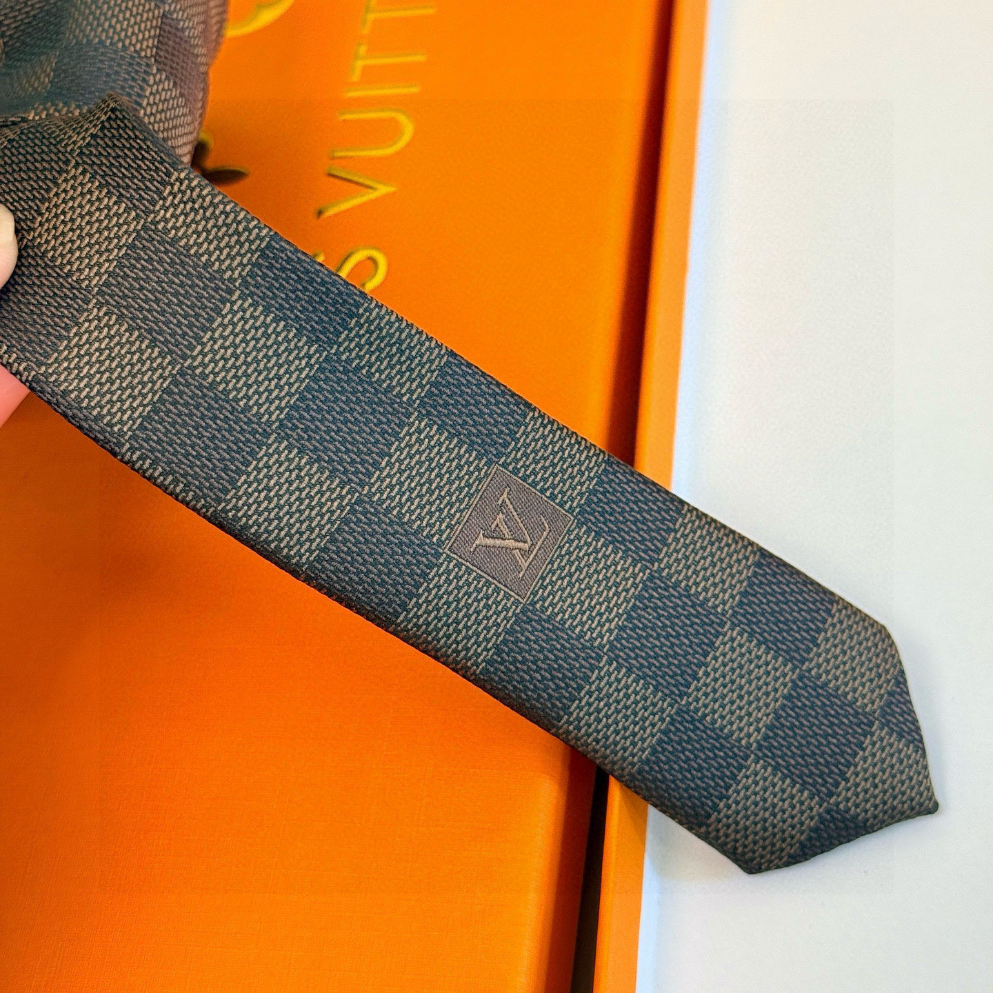 特价💰男士领带系列 LV棋盘格领带👔👔，稀有😻😻展现精湛手工与时尚优雅的理想选择，这款领带将标志性的路易