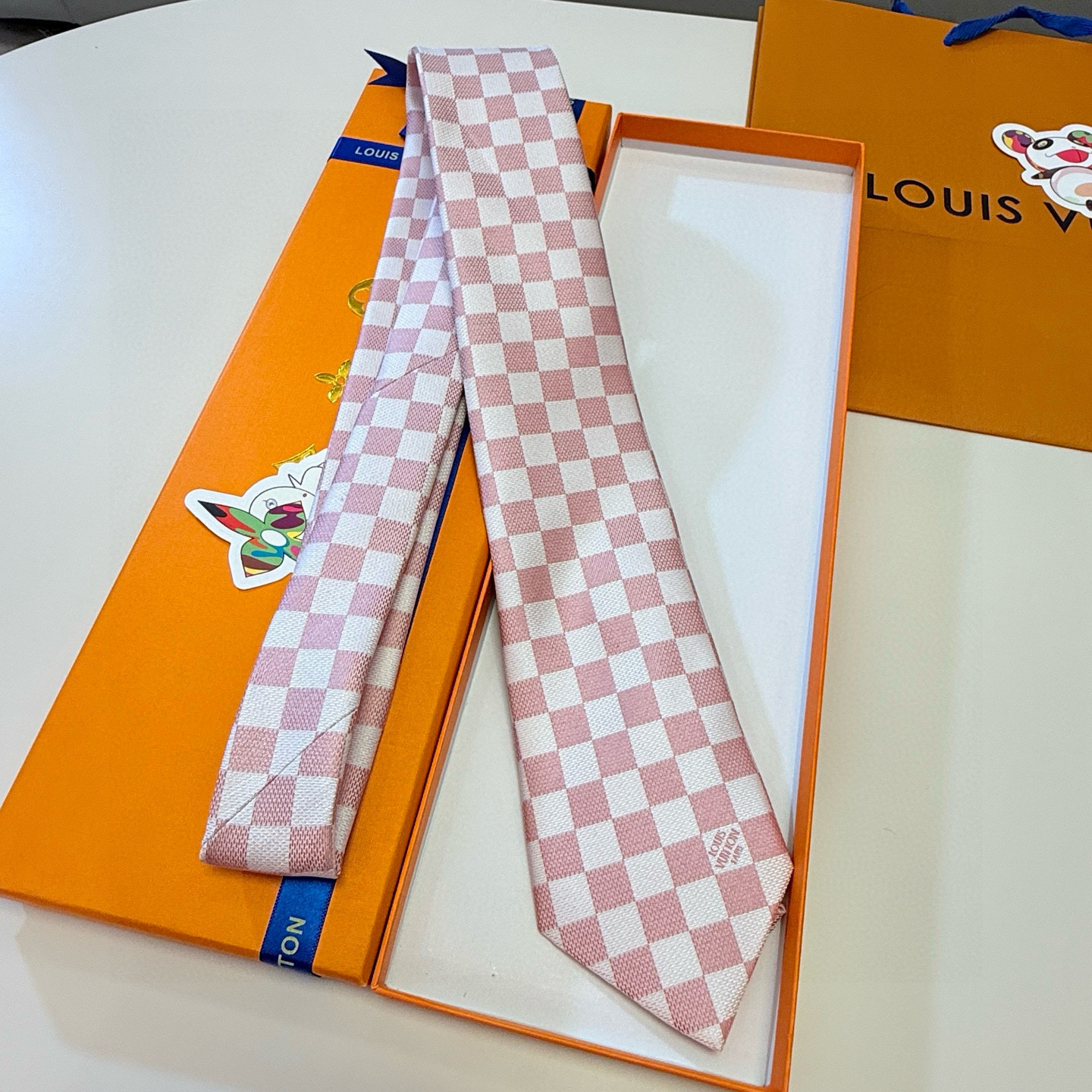 特价💰男士领带系列 LV棋盘格领带👔👔，稀有😻😻展现精湛手工与时尚优雅的理想选择，这款领带将标志性的路易