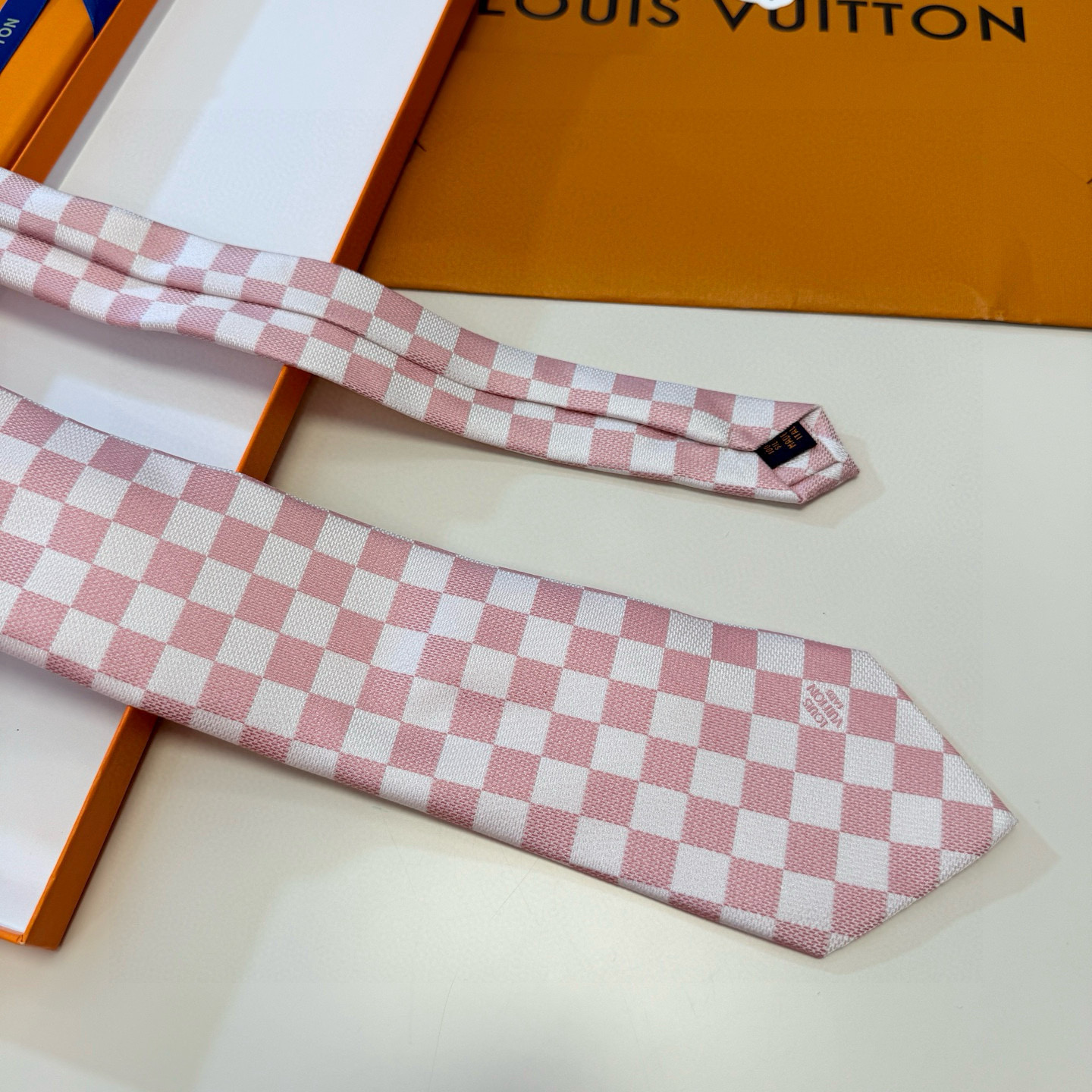 特价💰男士领带系列 LV棋盘格领带👔👔，稀有😻😻展现精湛手工与时尚优雅的理想选择，这款领带将标志性的路易