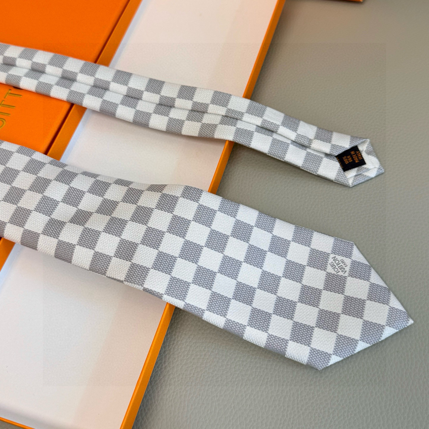 特价💰男士领带系列 LV棋盘格领带👔👔，稀有😻😻展现精湛手工与时尚优雅的理想选择，这款领带将标志性的路易
