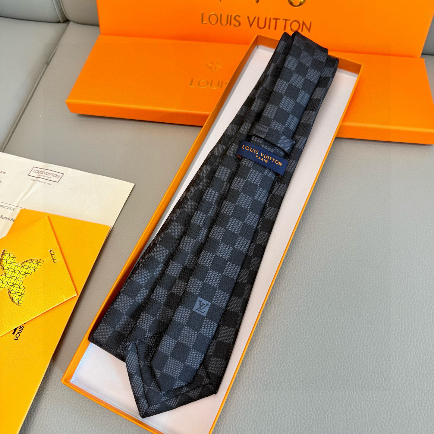 特价💰男士领带系列 LV棋盘格领带👔👔，稀有😻😻展现精湛手工与时尚优雅的理想选择，这款领带将标志性的路易