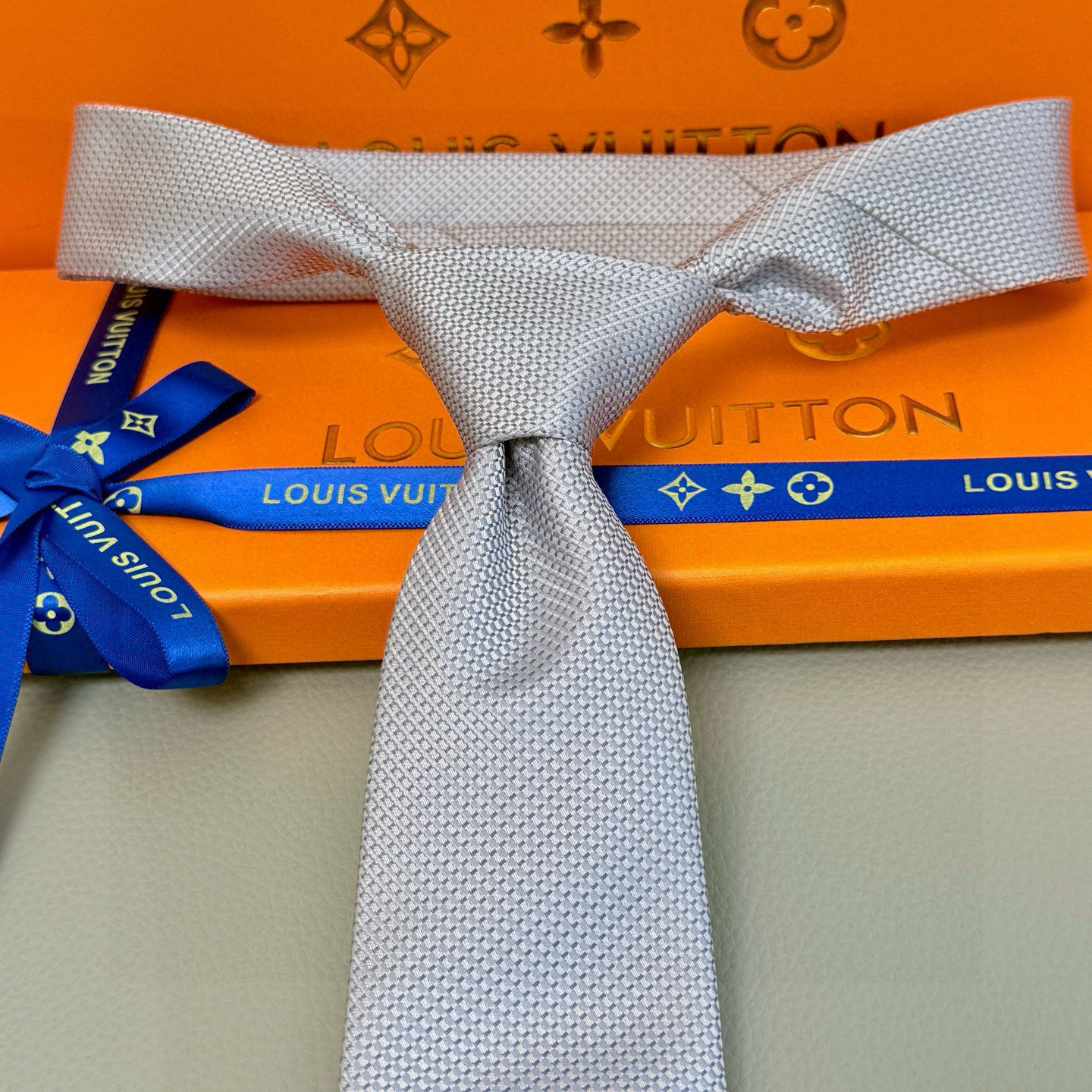 特价💰L编织格纹领带👔👔，稀有😻😻展现精湛手工与时尚优雅的理想选择，此款真丝织就的Diamonds V领