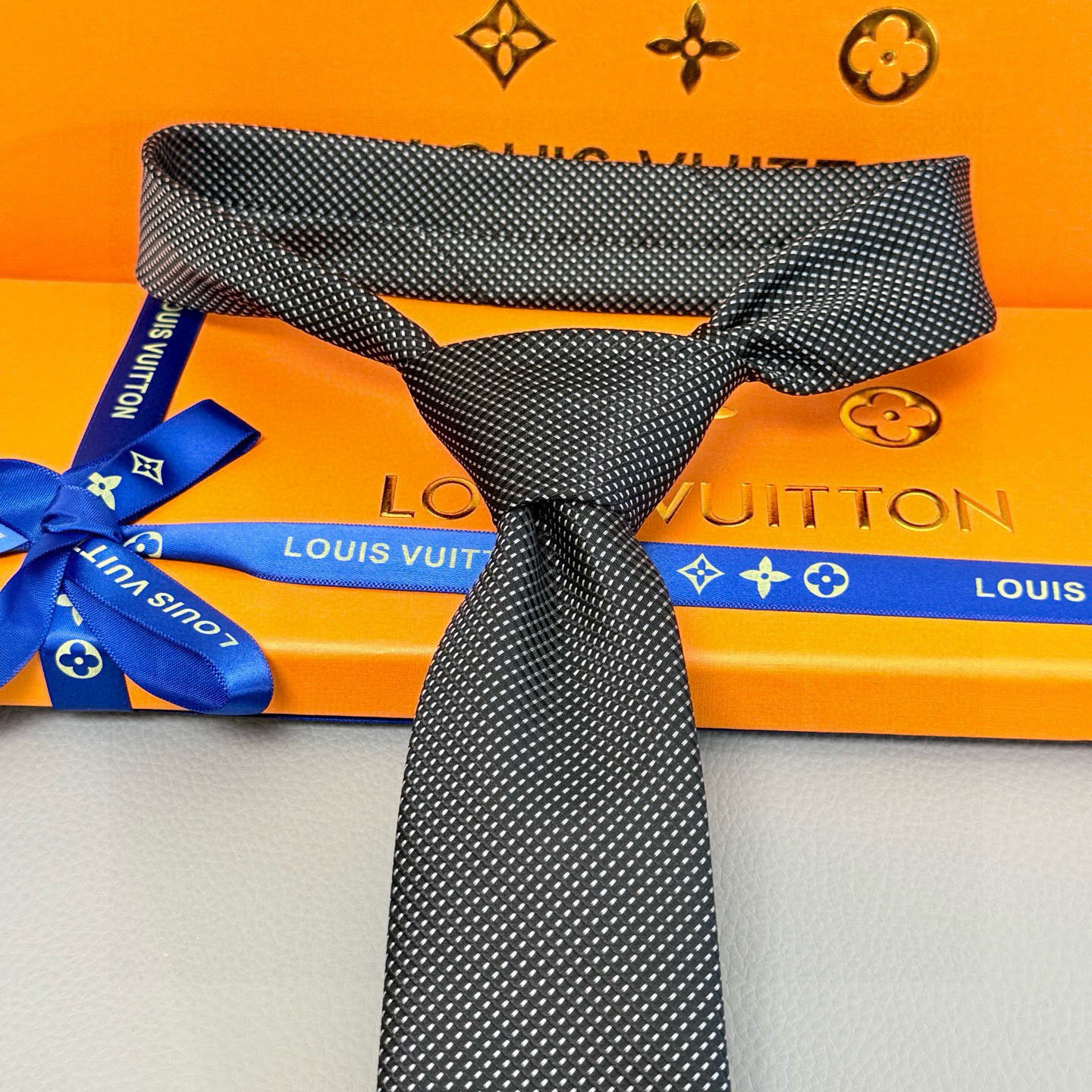 特价💰L编织格纹领带👔👔，稀有😻😻展现精湛手工与时尚优雅的理想选择，此款真丝织就的Diamonds V领