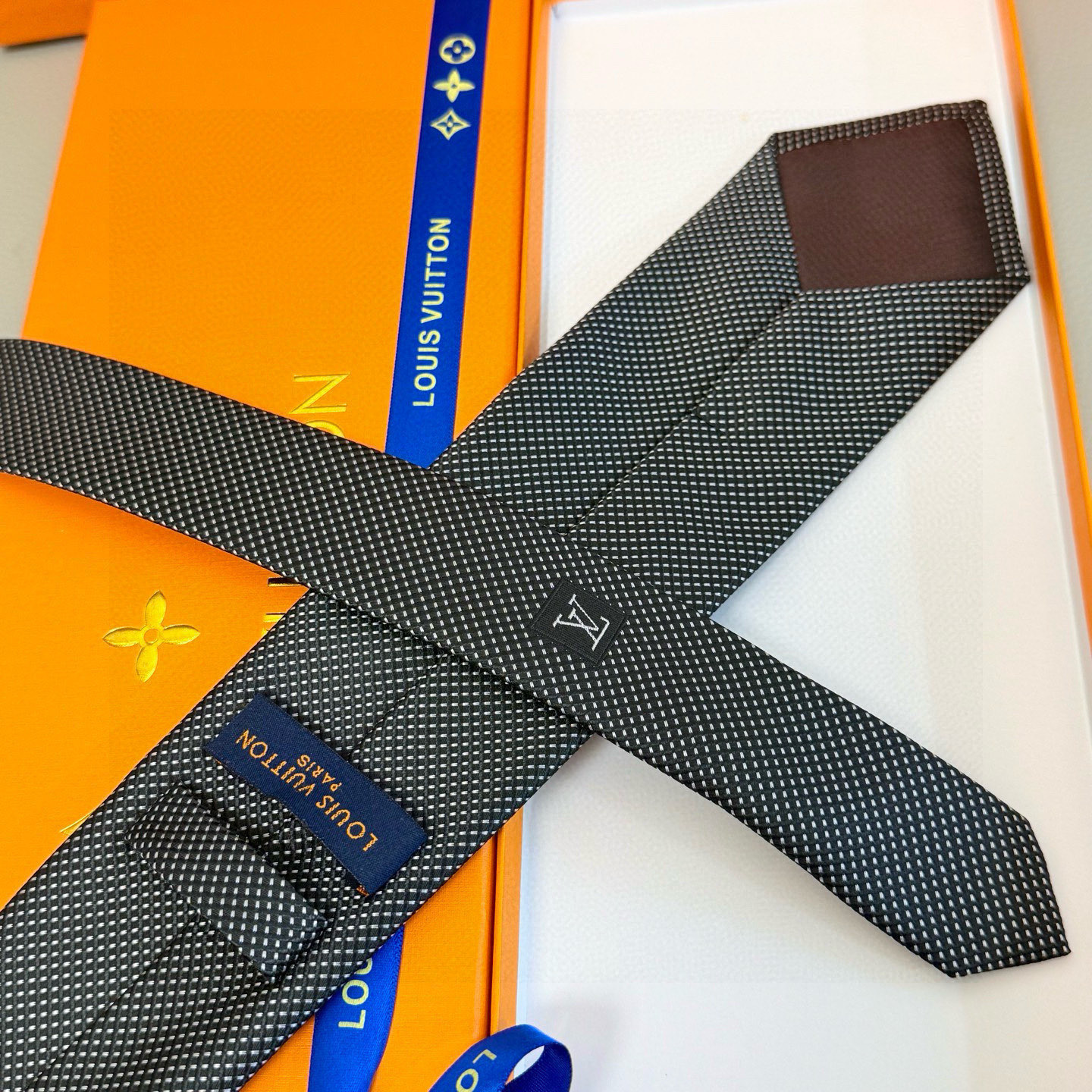 特价💰L编织格纹领带👔👔，稀有😻😻展现精湛手工与时尚优雅的理想选择，此款真丝织就的Diamonds V领