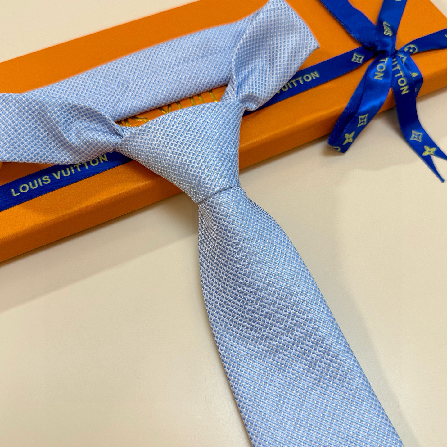 特价💰L编织格纹领带👔👔，稀有😻😻展现精湛手工与时尚优雅的理想选择，此款真丝织就的Diamonds V领