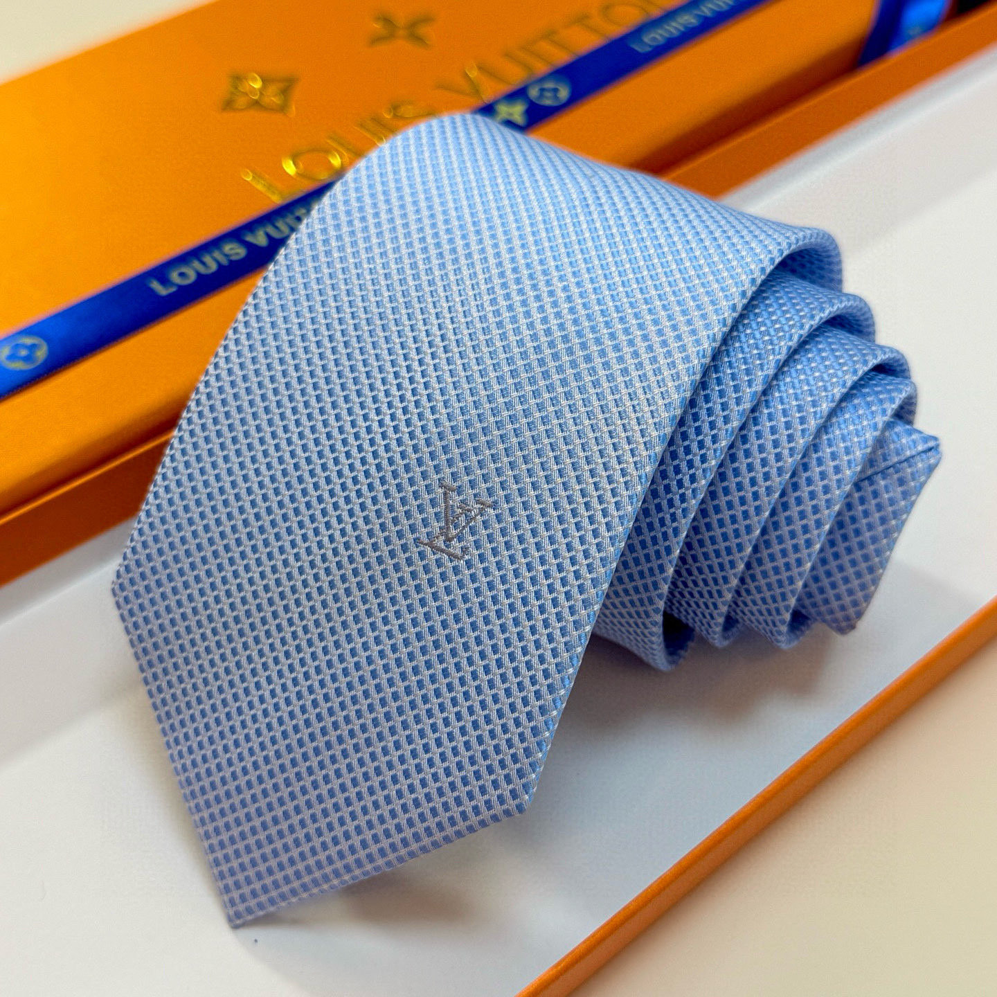 特价💰L编织格纹领带👔👔，稀有😻😻展现精湛手工与时尚优雅的理想选择，此款真丝织就的Diamonds V领