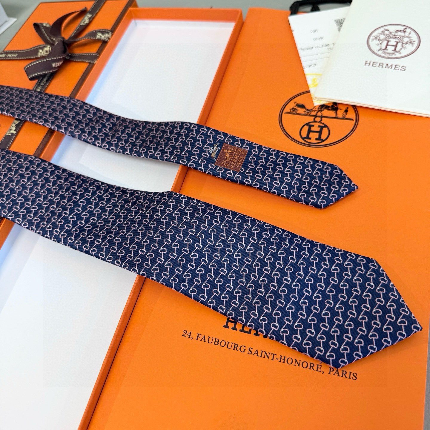 特价专柜同步新款 爱马仕男士领带！爱马仕领带是每位男士衣橱中不可或缺的单品，也是一段故事的起源。仅有一条