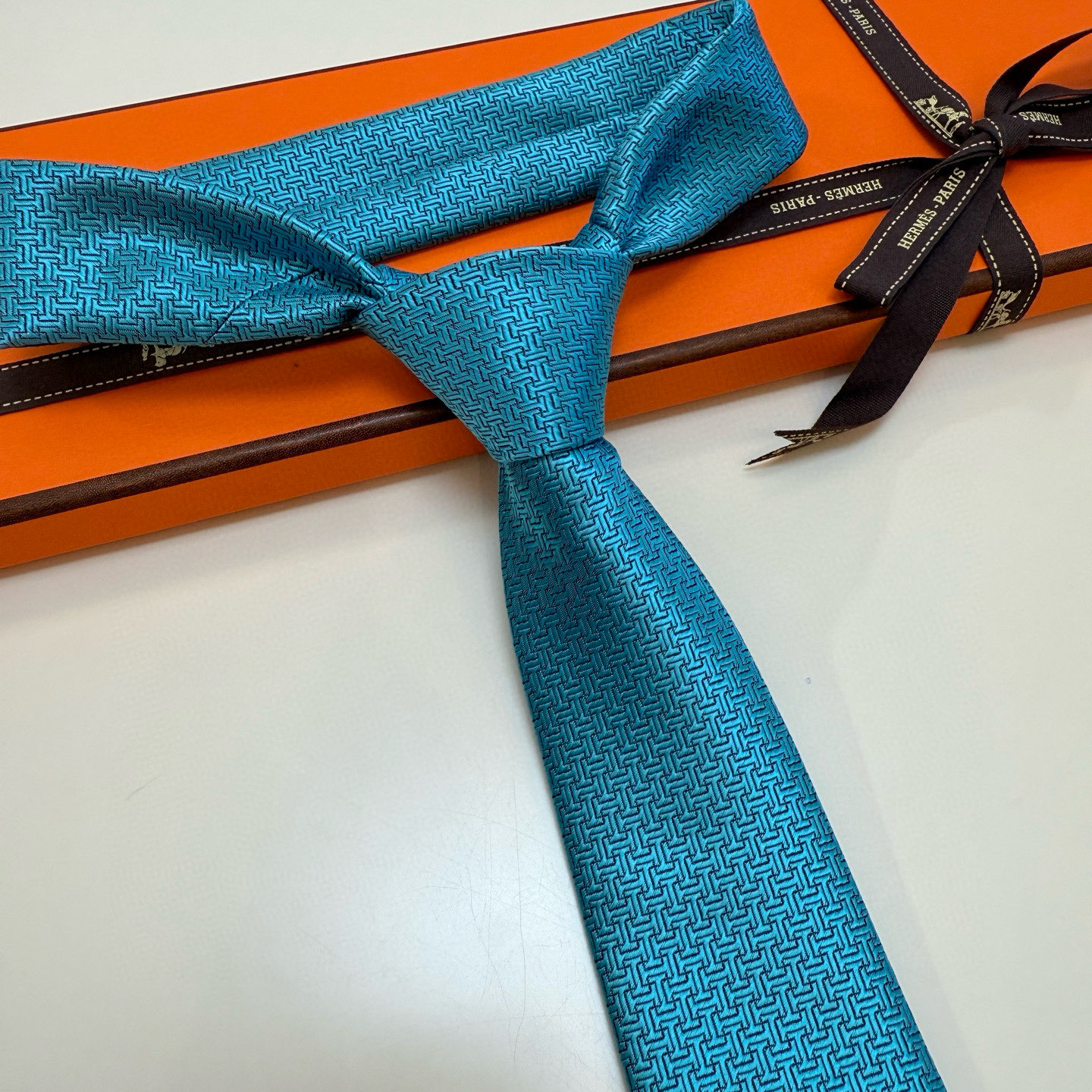 特价新款爱马仕领带，官方同步Unie Fer a Cheval领带 👔👔，稀有H家每年都有一千条不同印花