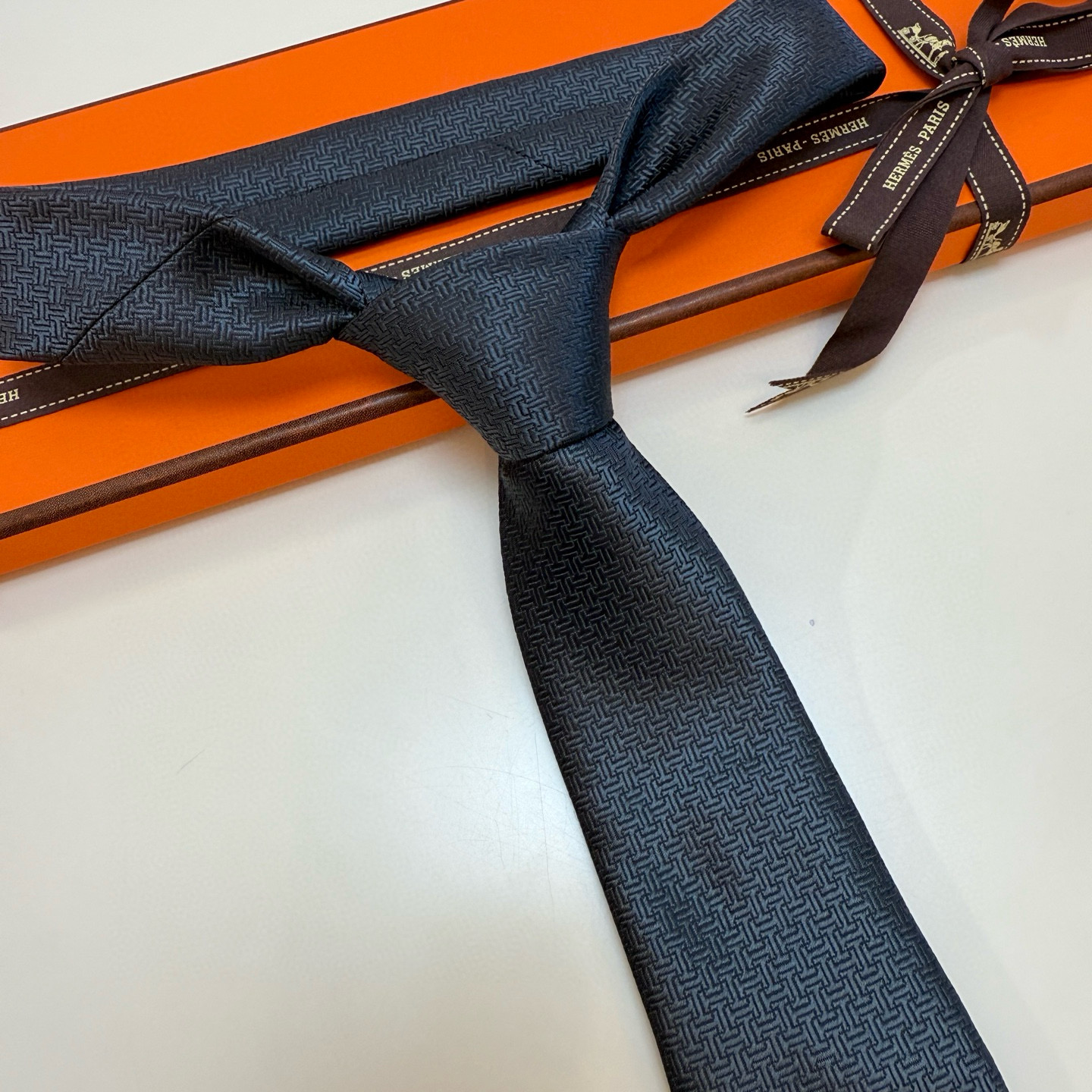特价新款爱马仕领带，官方同步Unie Fer a Cheval领带 👔👔，稀有H家每年都有一千条不同印花