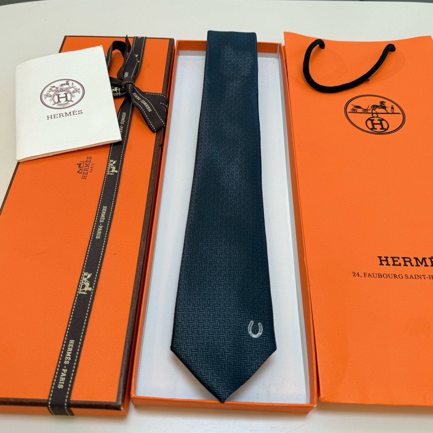 2025新款爱马仕领带，官方同步Unie Fer a Cheval领带 👔👔，稀有H家每年都有一千条不同印花的领带面世，从最初的多以几何图案表现骑术活动为主，到如今的款式则丰富得多，以活泼的动物或日常生活 事物为主题，让男士可以充分展示自己个性。100%顶级斜纹真丝手工定制‼‼ 