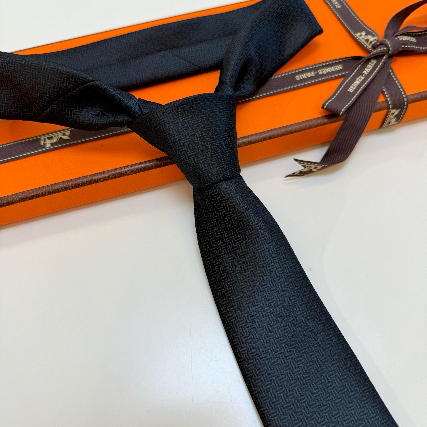 特价新款爱马仕领带，官方同步Unie Fer a Cheval领带 👔👔，稀有H家每年都有一千条不同印花