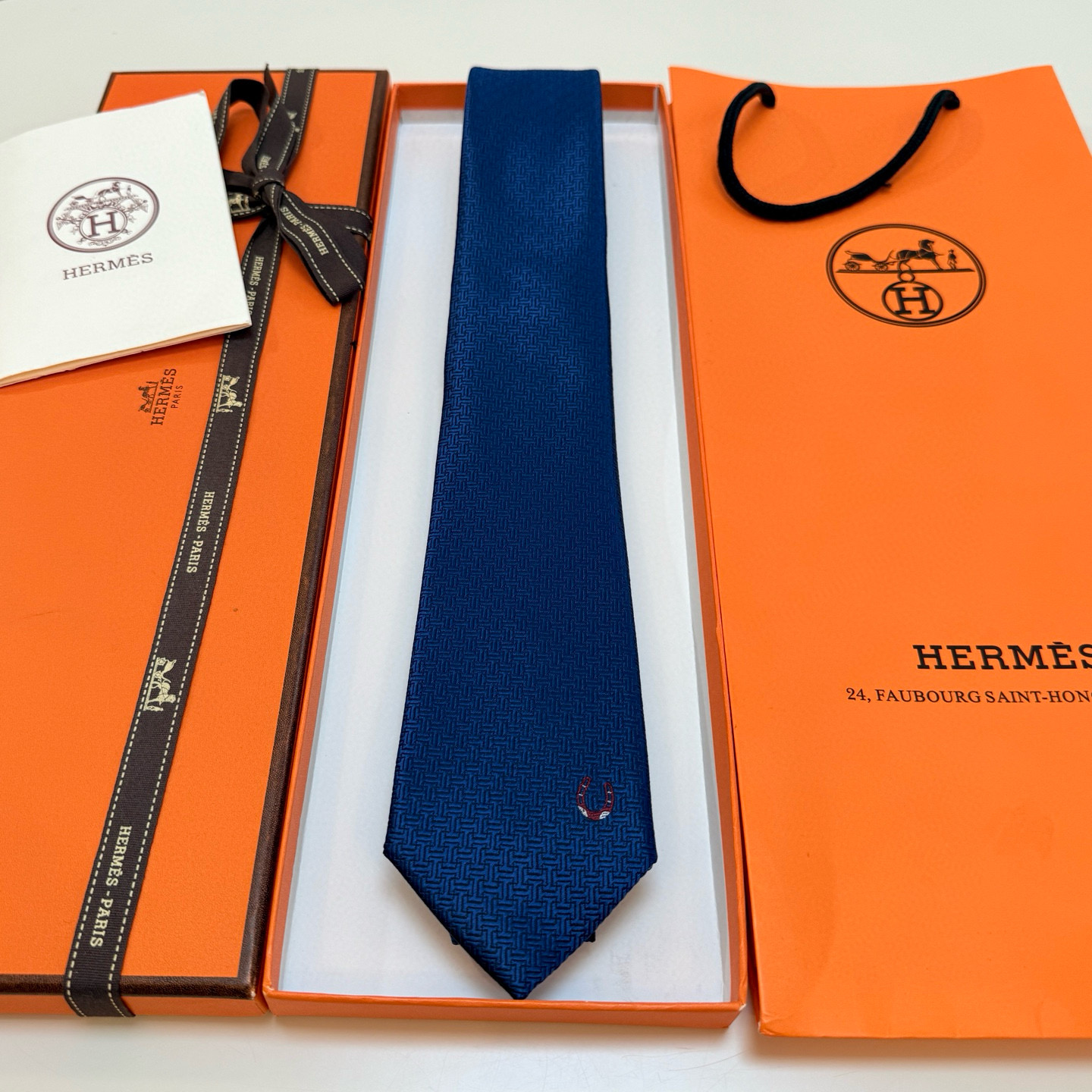 特价新款爱马仕领带，官方同步Unie Fer a Cheval领带 👔👔，稀有H家每年都有一千条不同印花