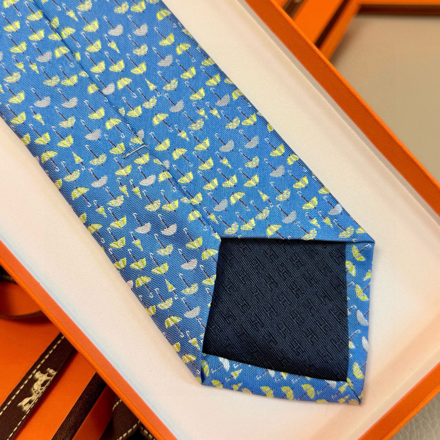 特价💰雨伞印花领带👔👔，稀有爱马仕家每年都有一千条不同印花的领带面世，从最初的多以几何图案表现骑术活动为