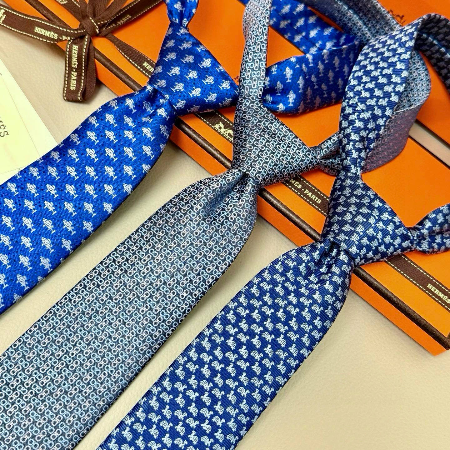 特价💰 H小乌龟图案领带👔👔稀有😻😻
每年都有一千条不同印花的领带面世
从最初的多以几何图案表现骑术活动