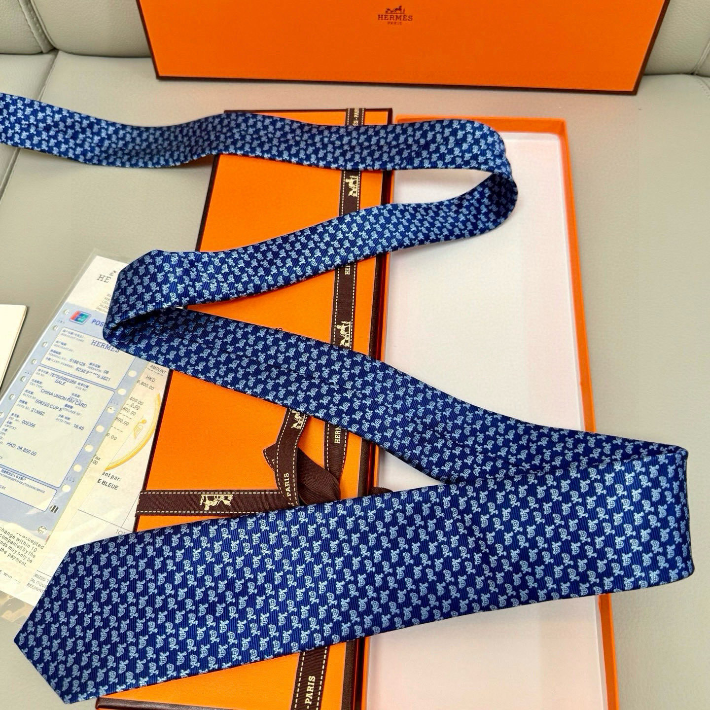 特价💰 H小乌龟图案领带👔👔稀有😻😻
每年都有一千条不同印花的领带面世
从最初的多以几何图案表现骑术活动