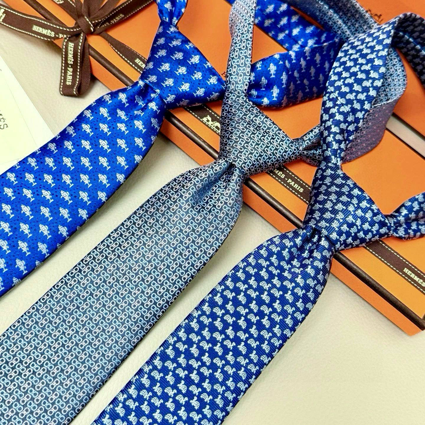 特价💰 男士新款领带系列【H连环叠影领带】👔👔，稀有H家每年都有一千条不同印花的领带面世，从最初的多以几