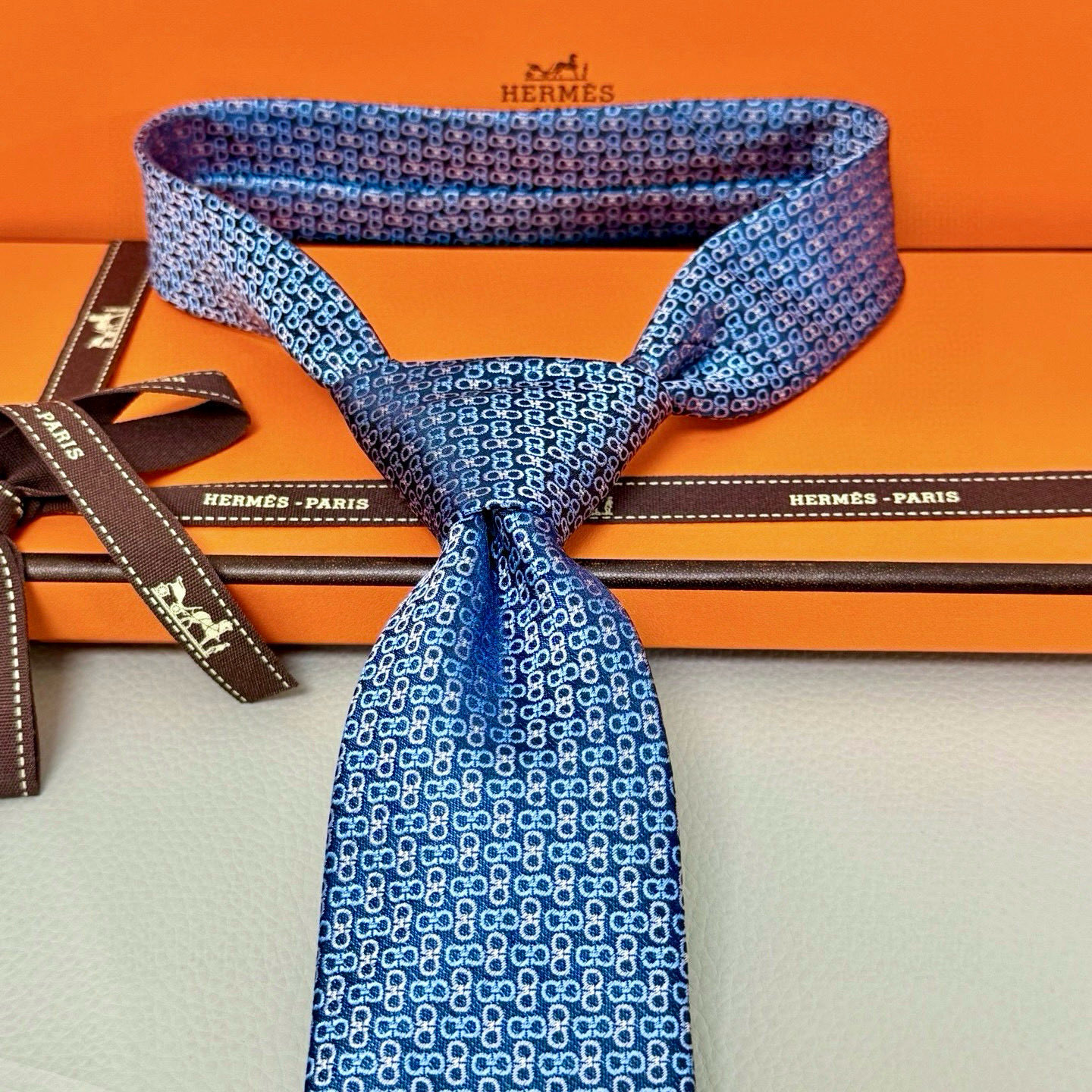 特价💰 男士新款领带系列【H连环叠影领带】👔👔，稀有H家每年都有一千条不同印花的领带面世，从最初的多以几