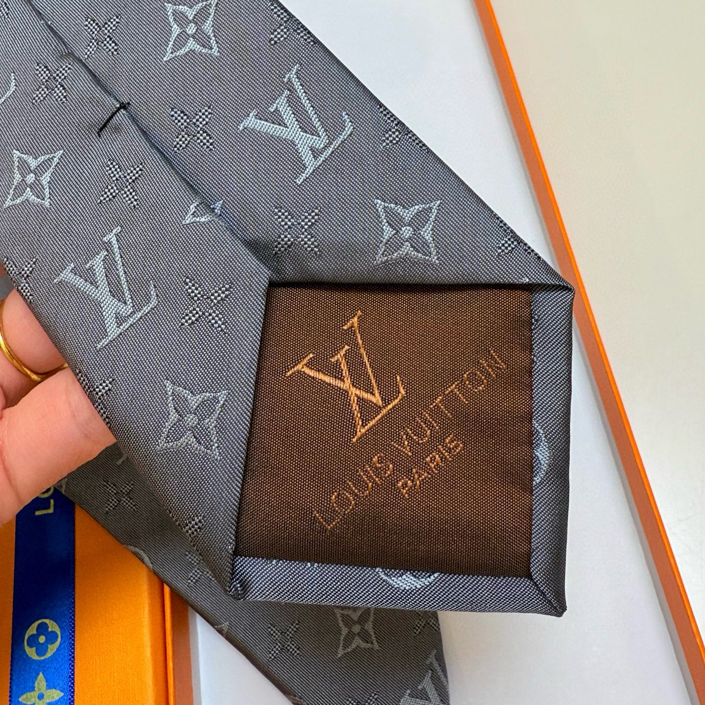 特价💰LV男士领带系列👔👔，稀有😻😻展现精湛手工与时尚优雅的理想选择，此款真丝织就的Diamonds V