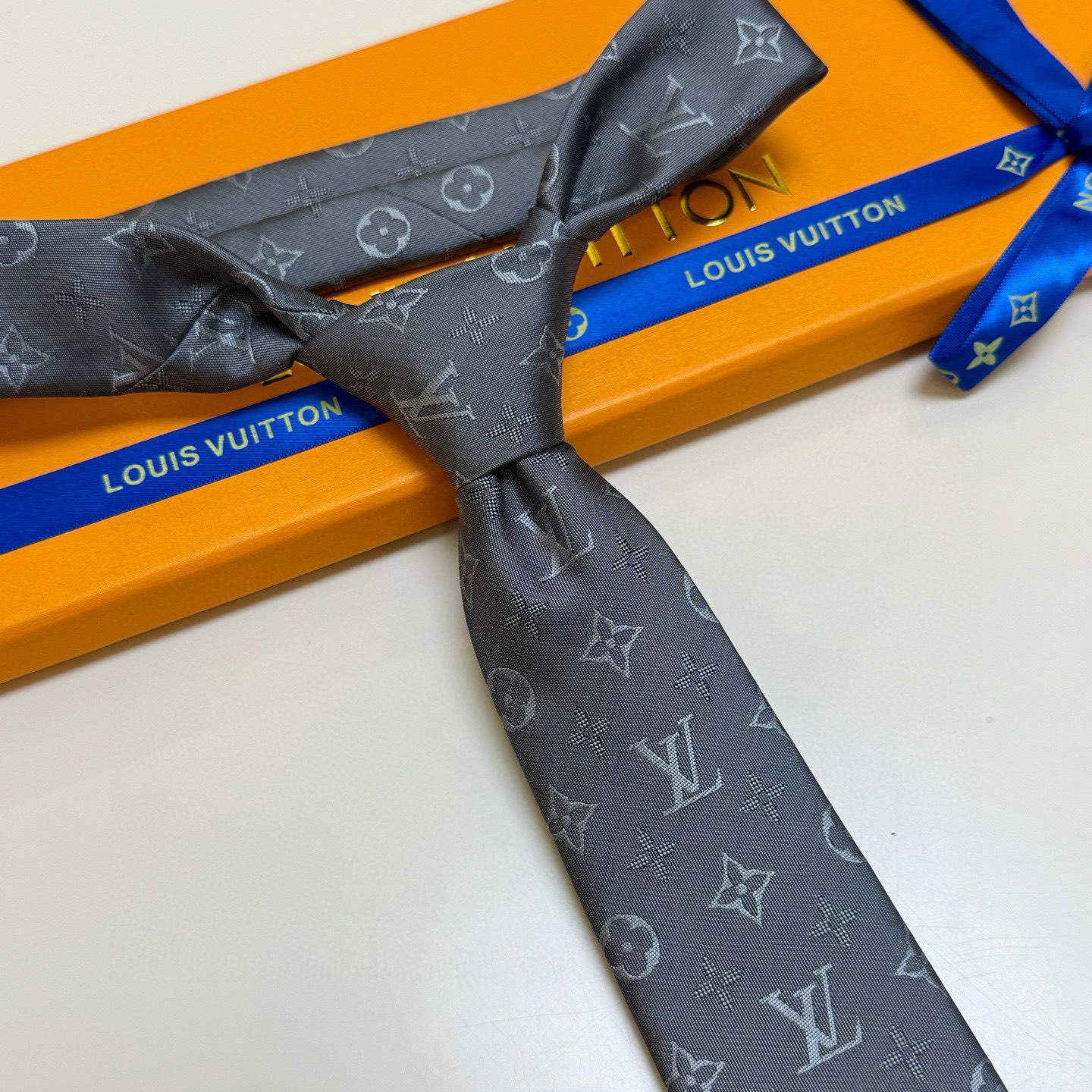 特价💰LV男士领带系列👔👔，稀有😻😻展现精湛手工与时尚优雅的理想选择，此款真丝织就的Diamonds V