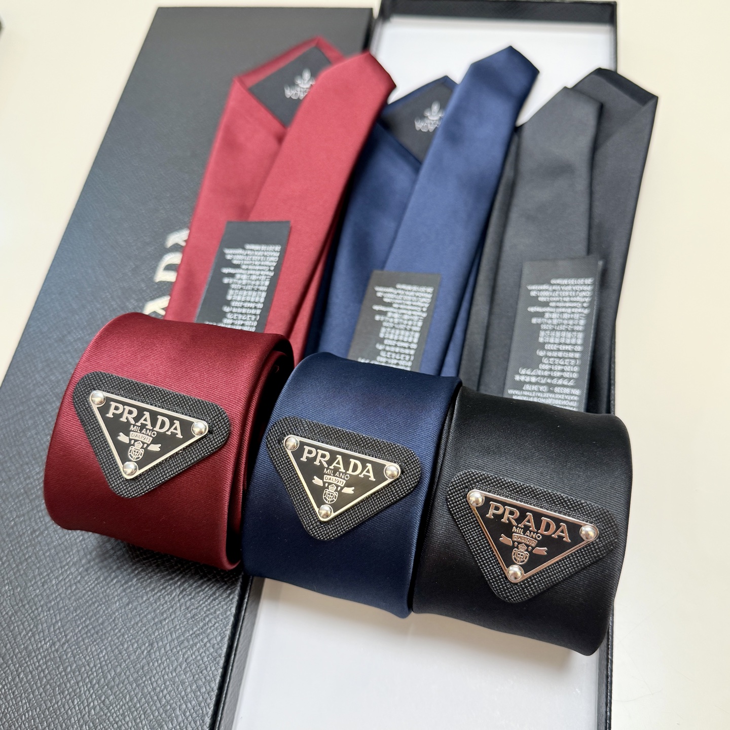 💰P家经典领带中性款 Prada徽标领带，高端定制👑稀有😻😻展现精湛手工与时尚优雅的理想选择，这款采用P