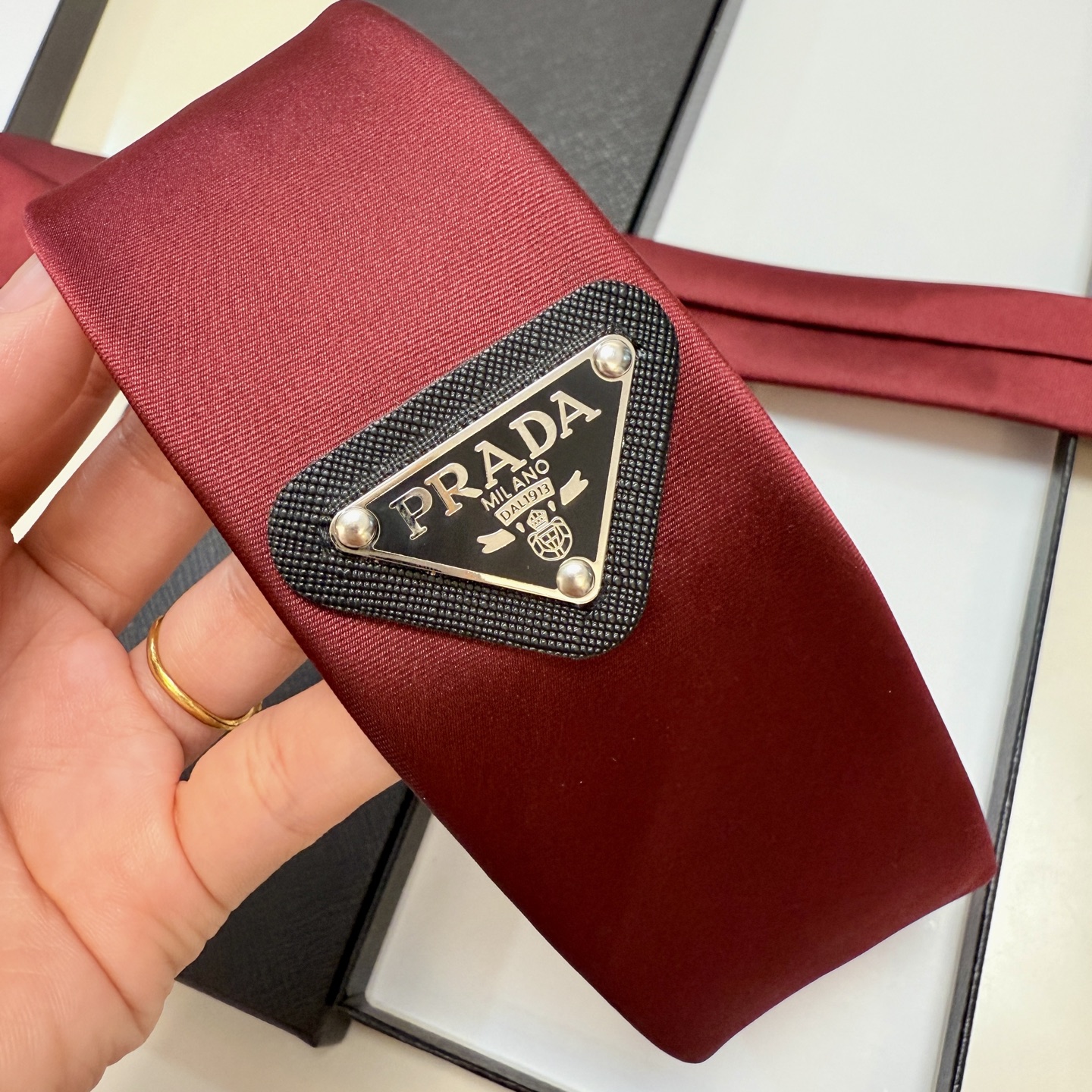 💰P家经典领带中性款 Prada徽标领带，高端定制👑稀有😻😻展现精湛手工与时尚优雅的理想选择，这款采用P