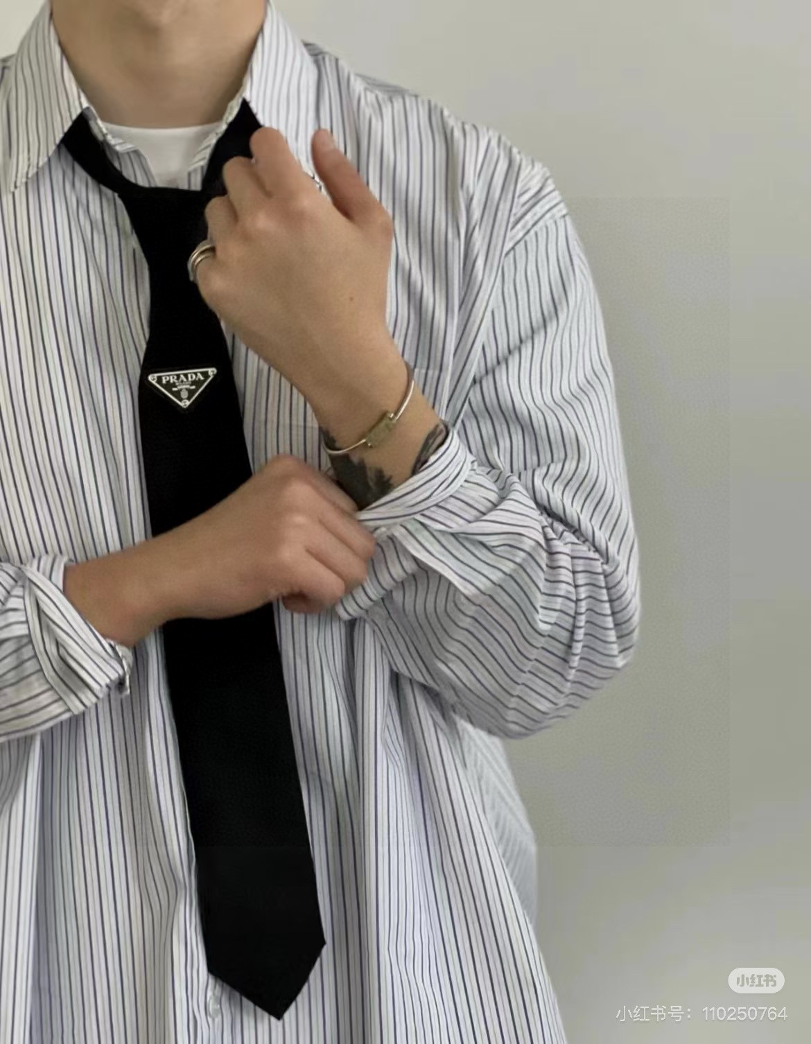 💰P家经典领带中性款 Prada徽标领带，高端定制👑稀有😻😻展现精湛手工与时尚优雅的理想选择，这款采用P
