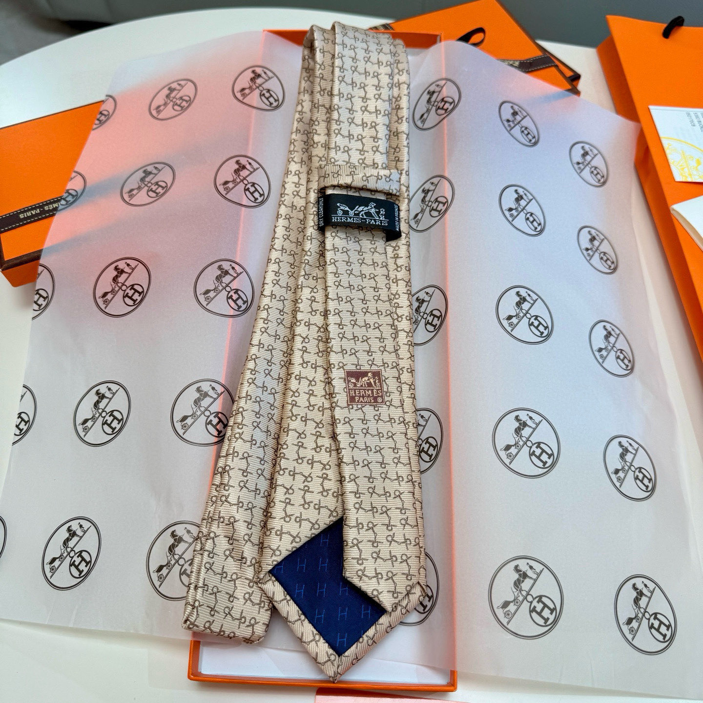 特价💰爱马仕男士领带！爱马仕领带是每位男士衣橱中不可或缺的单品，也是一段故事的起源。仅有一条规则：享受佩