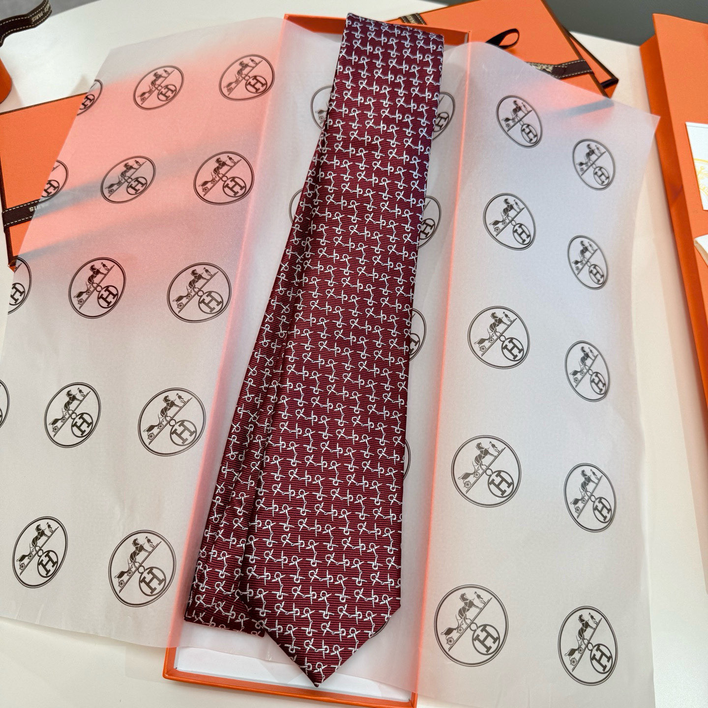 特价💰爱马仕男士领带！爱马仕领带是每位男士衣橱中不可或缺的单品，也是一段故事的起源。仅有一条规则：享受佩