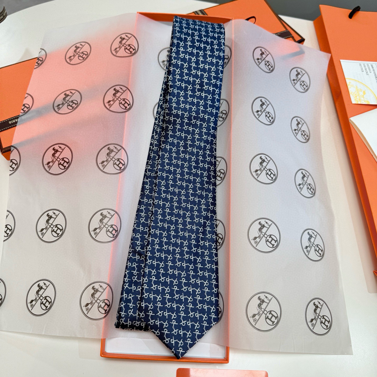 特价💰爱马仕男士领带！爱马仕领带是每位男士衣橱中不可或缺的单品，也是一段故事的起源。仅有一条规则：享受佩